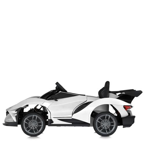 Дитячий повнопривідний електромобіль Sport Car Aggressor (MP3) з вертикальними дверцятами, спойлером та ручкою для транспортування, білий