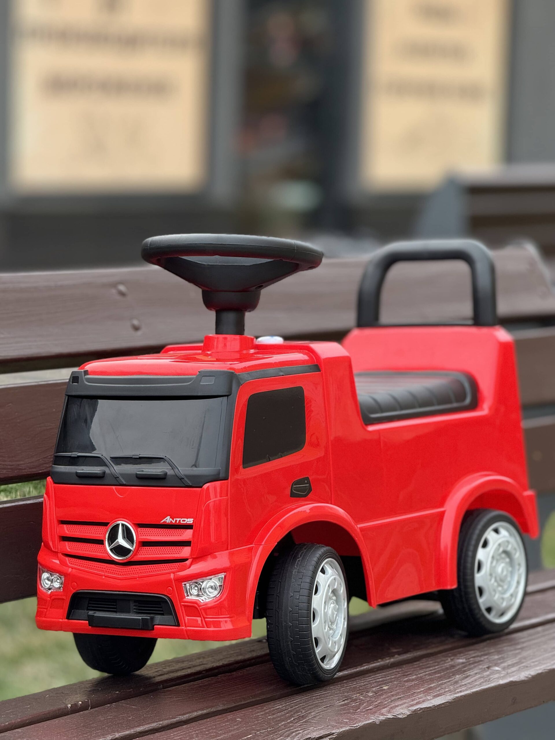 Дитячий толокар Bambi Mercedes Antos Truck Power з багажником та ручкою для транспортування, червоний