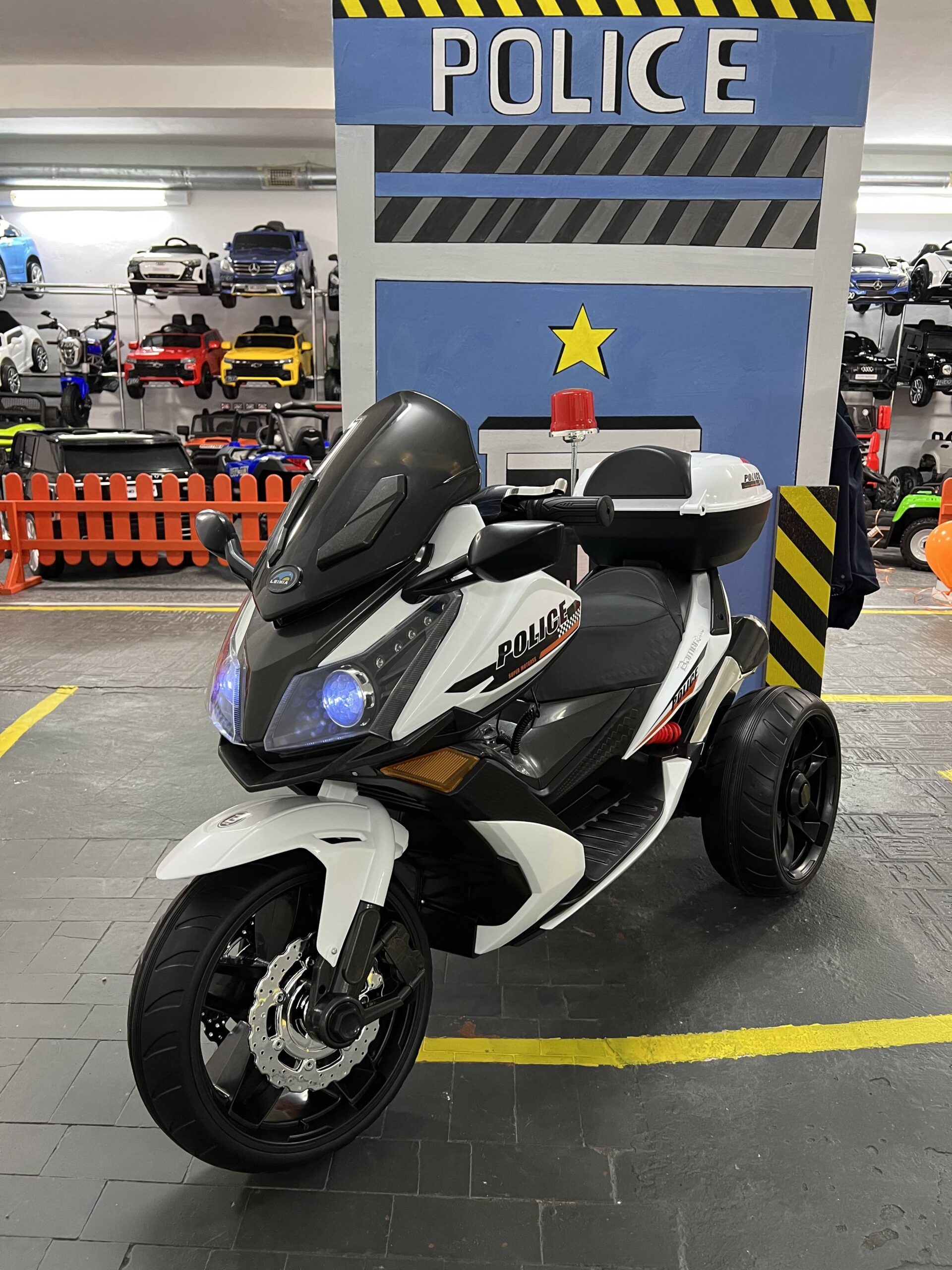 Дитячий електромотоцикл Bambi Racer BMW R POLICE (MP3) триколісний з гучномовцем та багажником, білий