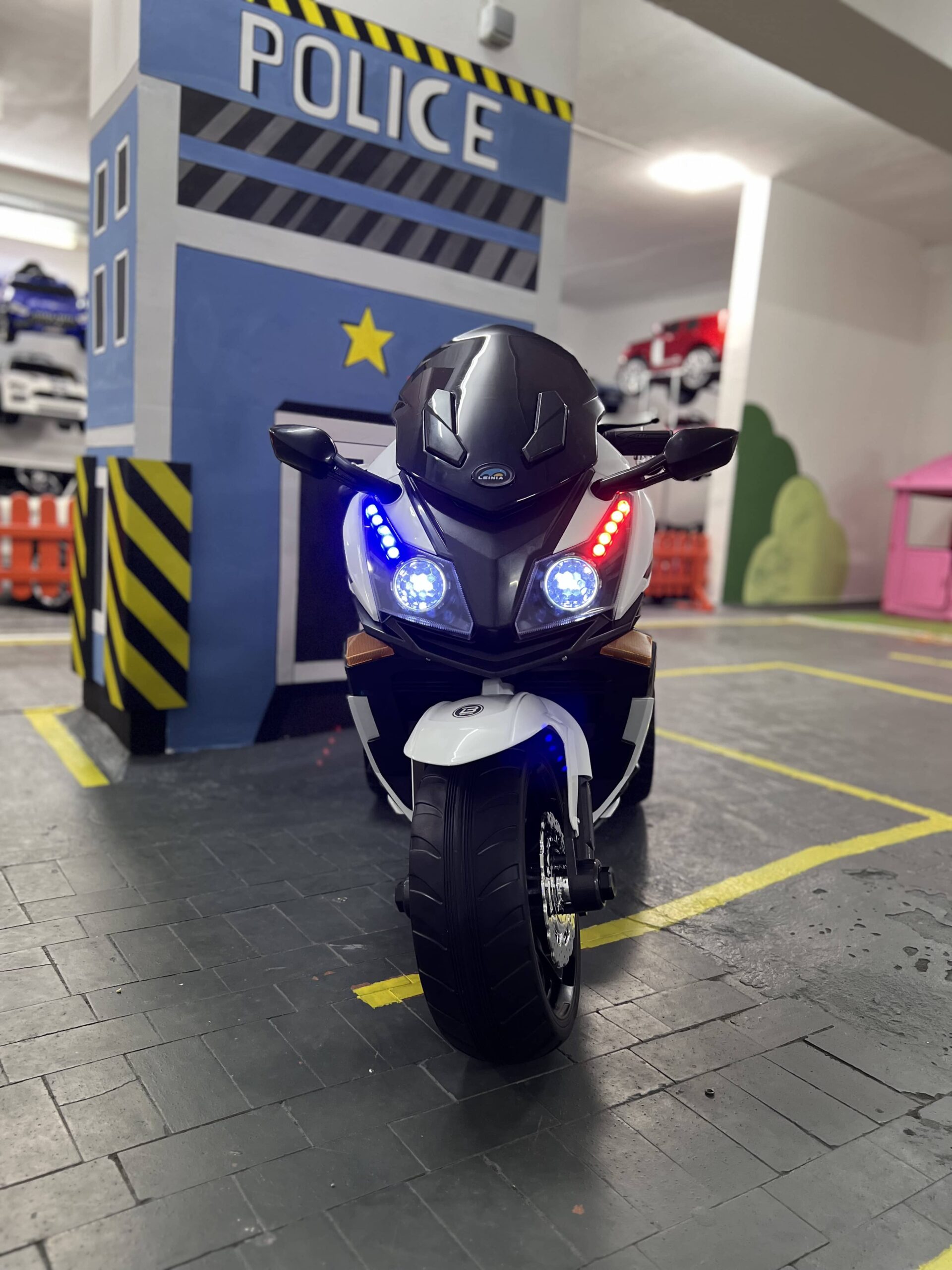 Дитячий електромотоцикл Bambi Racer BMW R POLICE (MP3) триколісний з гучномовцем та багажником, білий
