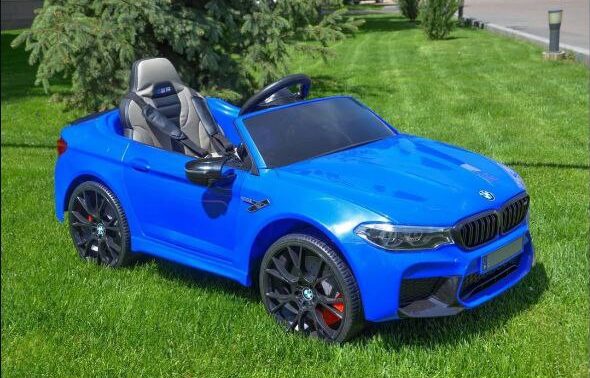 Дитячий електромобіль Bambi BMW M5 CS (MP3) з додатковими коліщадками та ручкою для транспортування, синій