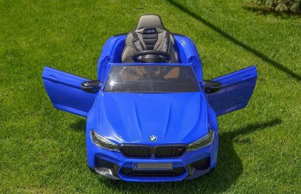 Дитячий електромобіль Bambi BMW M5 CS (MP3) з додатковими коліщадками та ручкою для транспортування, синій