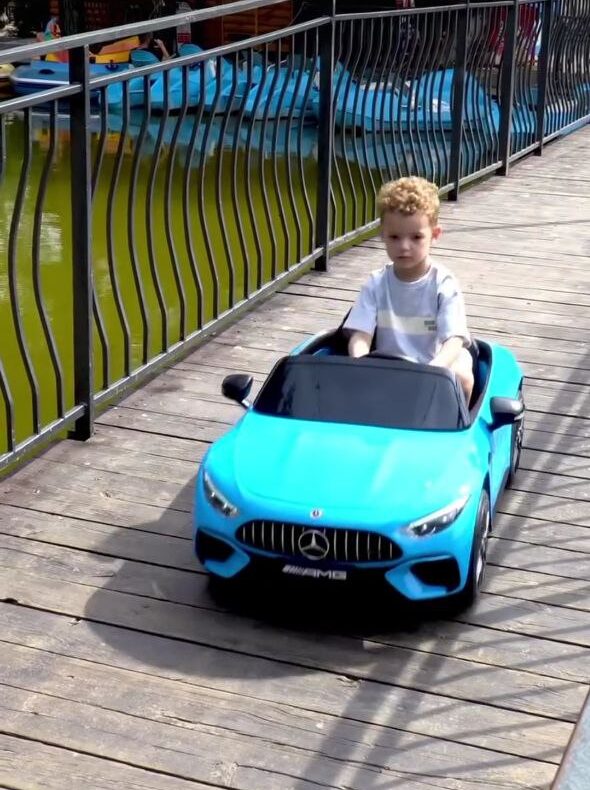 Дитячий двомісний повнопривідний електромобіль Bambi Mercedes-Benz AMG SL63 (MP3) з додатковими коліщадками та автофарбуванням, блакитний