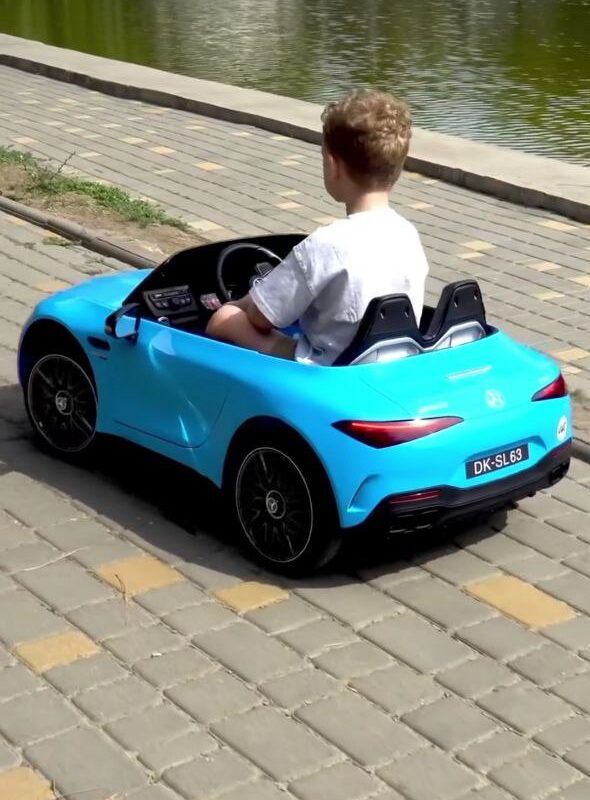 Дитячий двомісний повнопривідний електромобіль Bambi Mercedes-Benz AMG SL63 (MP3) з додатковими коліщадками та автофарбуванням, блакитний