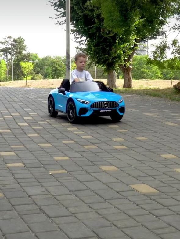 Дитячий двомісний повнопривідний електромобіль Bambi Mercedes-Benz AMG SL63 (MP3) з додатковими коліщадками та автофарбуванням, блакитний