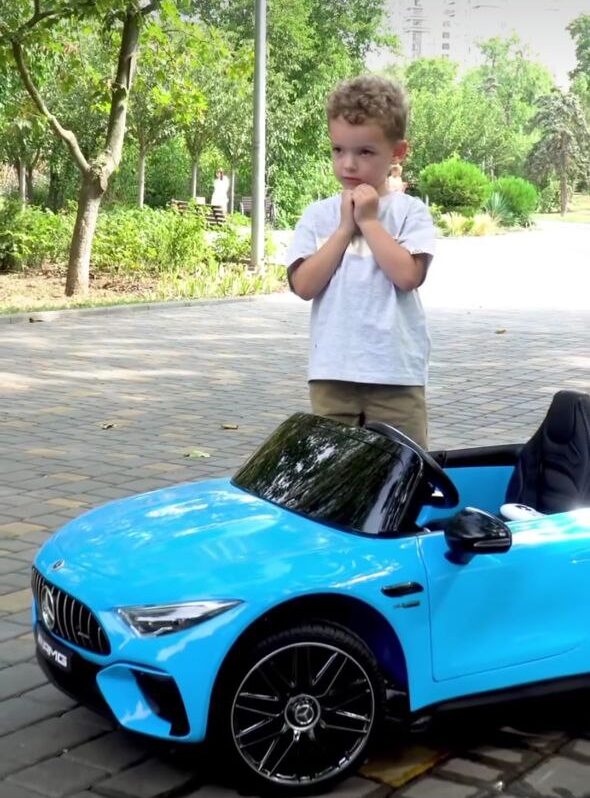 Дитячий двомісний повнопривідний електромобіль Bambi Mercedes-Benz AMG SL63 (MP3) з додатковими коліщадками та автофарбуванням, блакитний