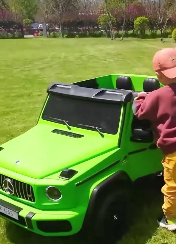 Дитячий двомісний повнопривідний електромобіль Mercedes G63 з автофарбуванням, до 80 кг, зелений