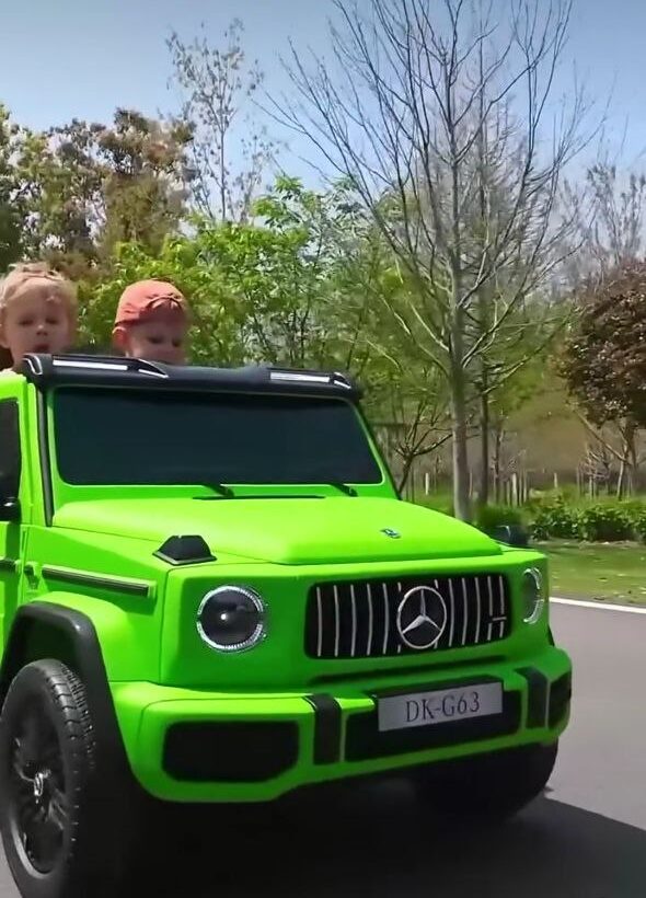 Дитячий двомісний повнопривідний електромобіль Mercedes G63 з автофарбуванням, до 80 кг, зелений