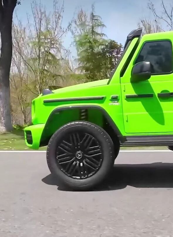 Дитячий двомісний повнопривідний електромобіль Mercedes G63 з автофарбуванням, до 80 кг, зелений