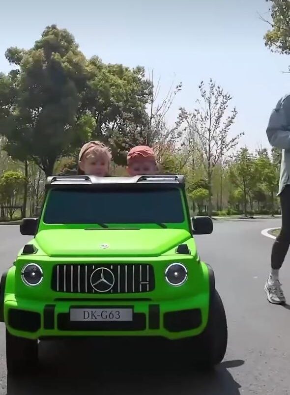 Дитячий двомісний повнопривідний електромобіль Mercedes G63 з автофарбуванням, до 80 кг, зелений