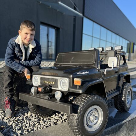 Дитячий двомісний повнопривідний електромобіль Bambi Toyota Land Cruiser (MP3) з ручкою для транспортування та багажником, чорний