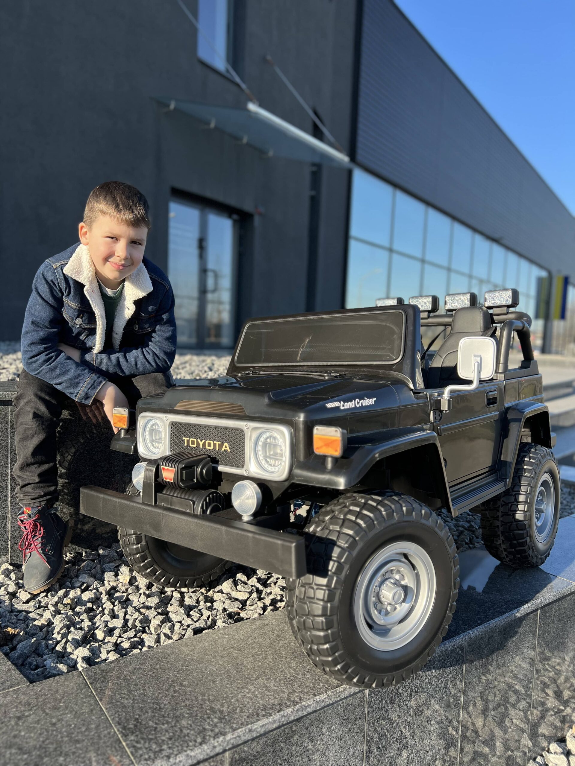 Дитячий двомісний повнопривідний електромобіль Bambi Toyota Land Cruiser (MP3) з ручкою для транспортування та багажником, чорний