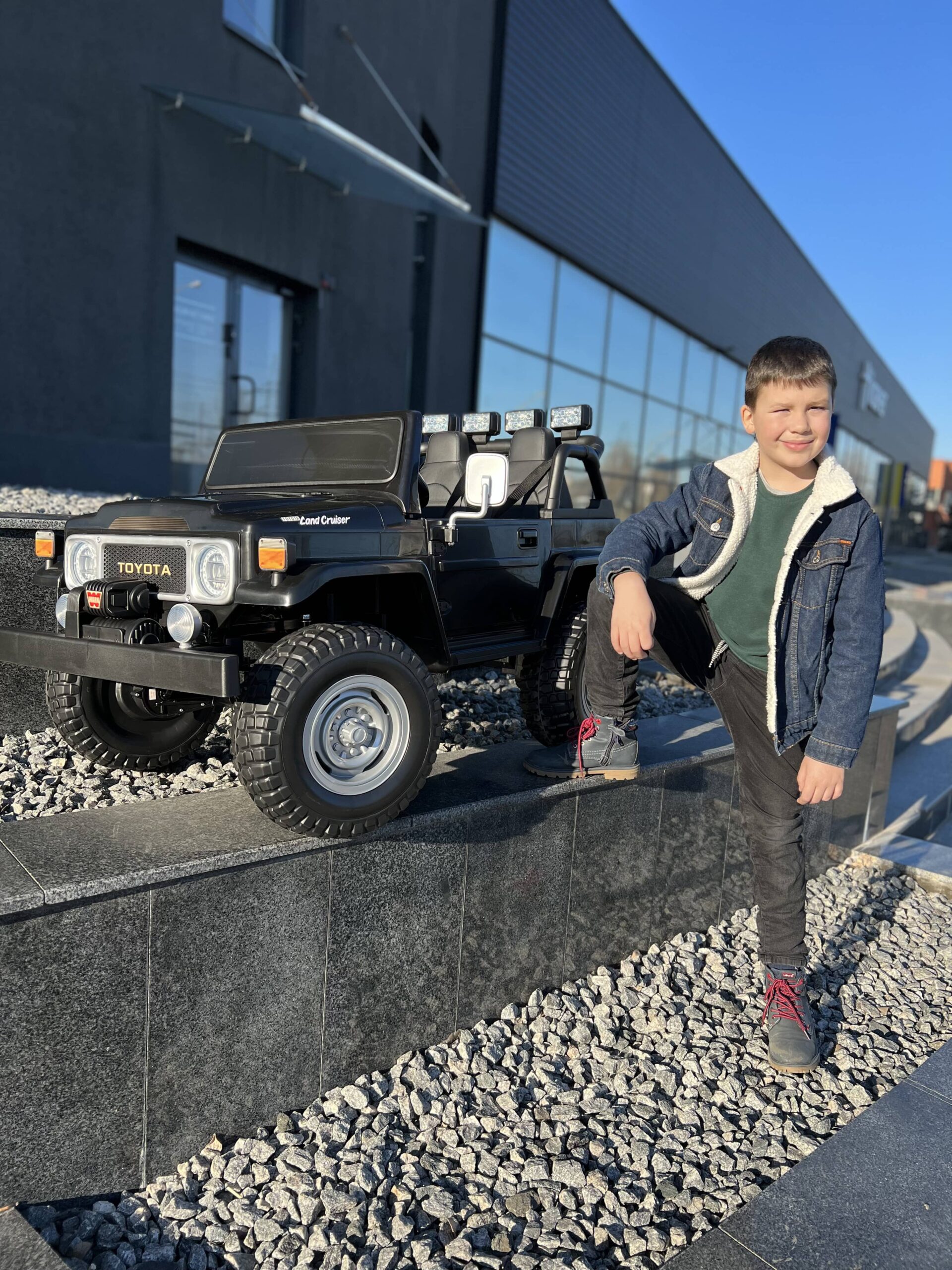 Дитячий двомісний повнопривідний електромобіль Bambi Toyota Land Cruiser (MP3) з ручкою для транспортування та багажником, чорний