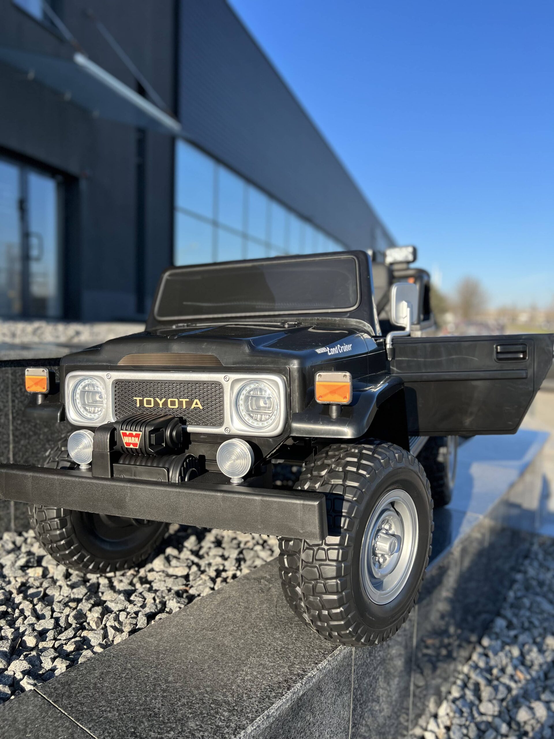 Дитячий двомісний повнопривідний електромобіль Bambi Toyota Land Cruiser (MP3) з ручкою для транспортування та багажником, чорний