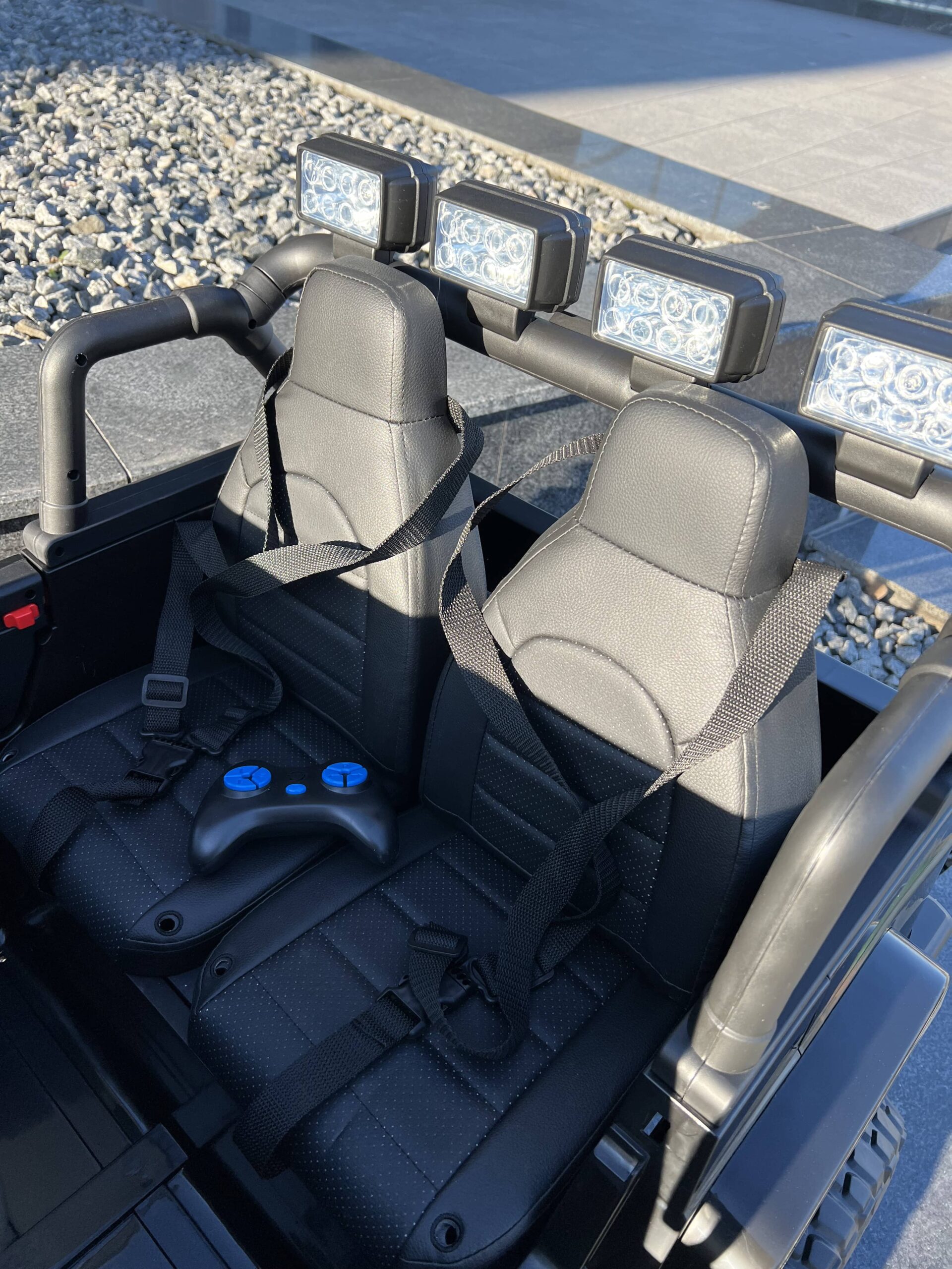 Дитячий двомісний повнопривідний електромобіль Bambi Toyota Land Cruiser (MP3) з ручкою для транспортування та багажником, чорний