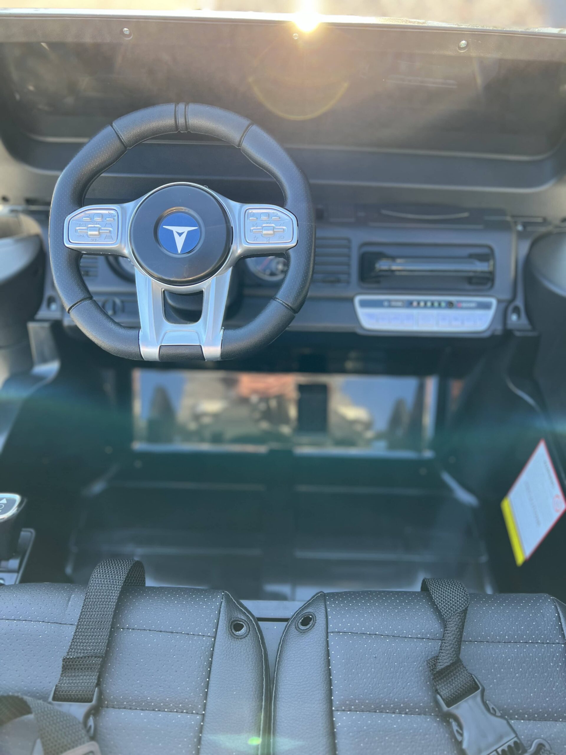 Дитячий двомісний повнопривідний електромобіль Bambi Toyota Land Cruiser (MP3) з ручкою для транспортування та багажником, чорний
