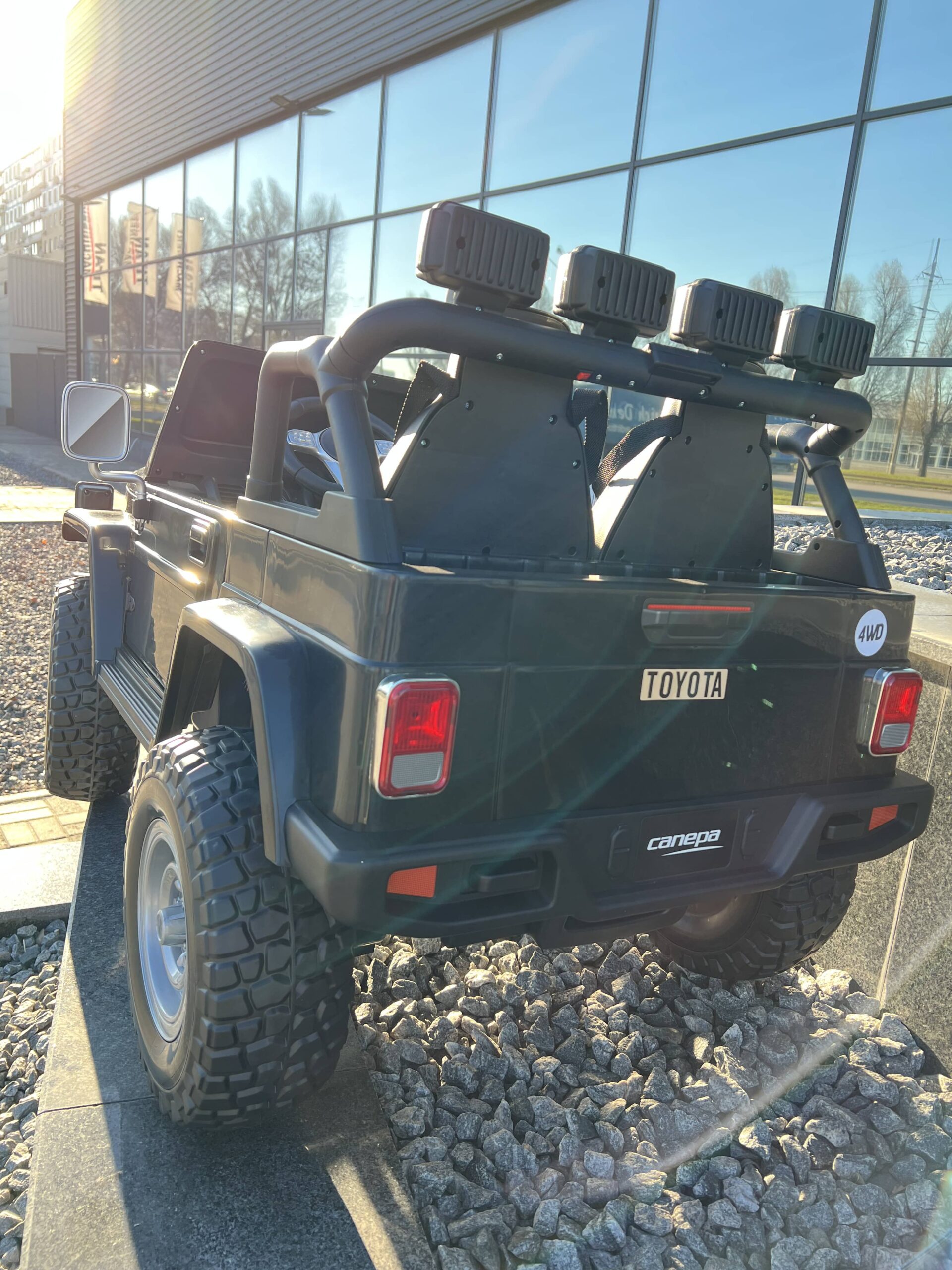 Дитячий двомісний повнопривідний електромобіль Bambi Toyota Land Cruiser (MP3) з ручкою для транспортування та багажником, чорний