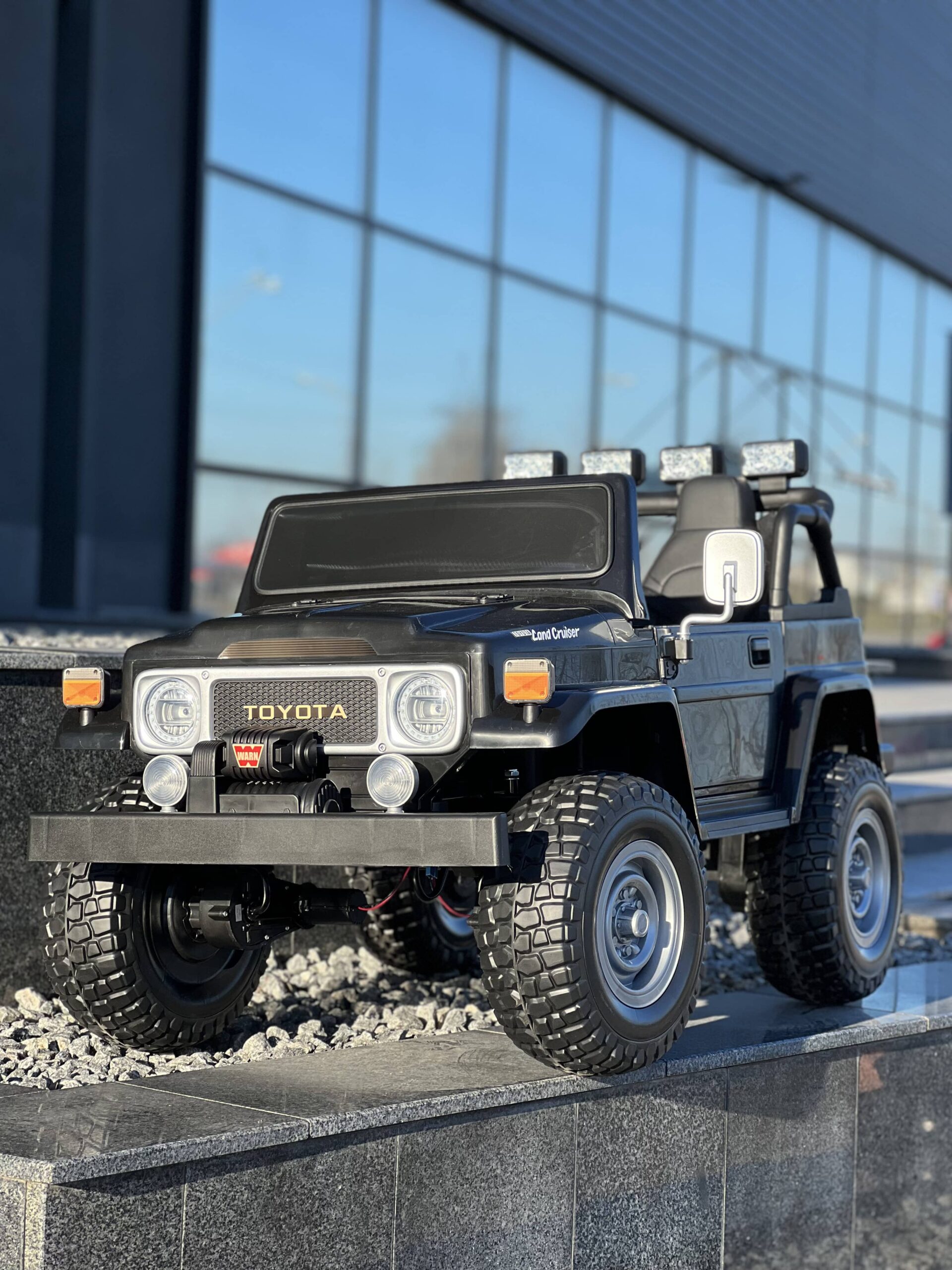 Дитячий двомісний повнопривідний електромобіль Bambi Toyota Land Cruiser (MP3) з ручкою для транспортування та багажником, чорний