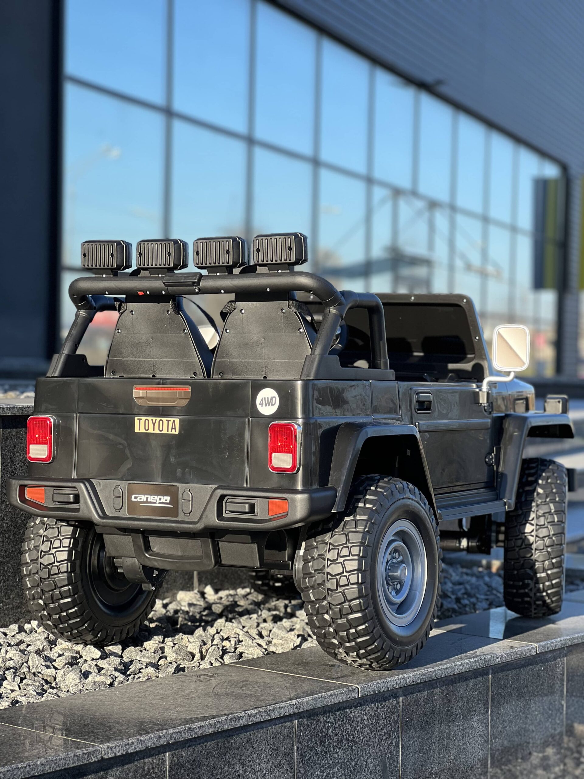 Дитячий двомісний повнопривідний електромобіль Bambi Toyota Land Cruiser (MP3) з ручкою для транспортування та багажником, чорний