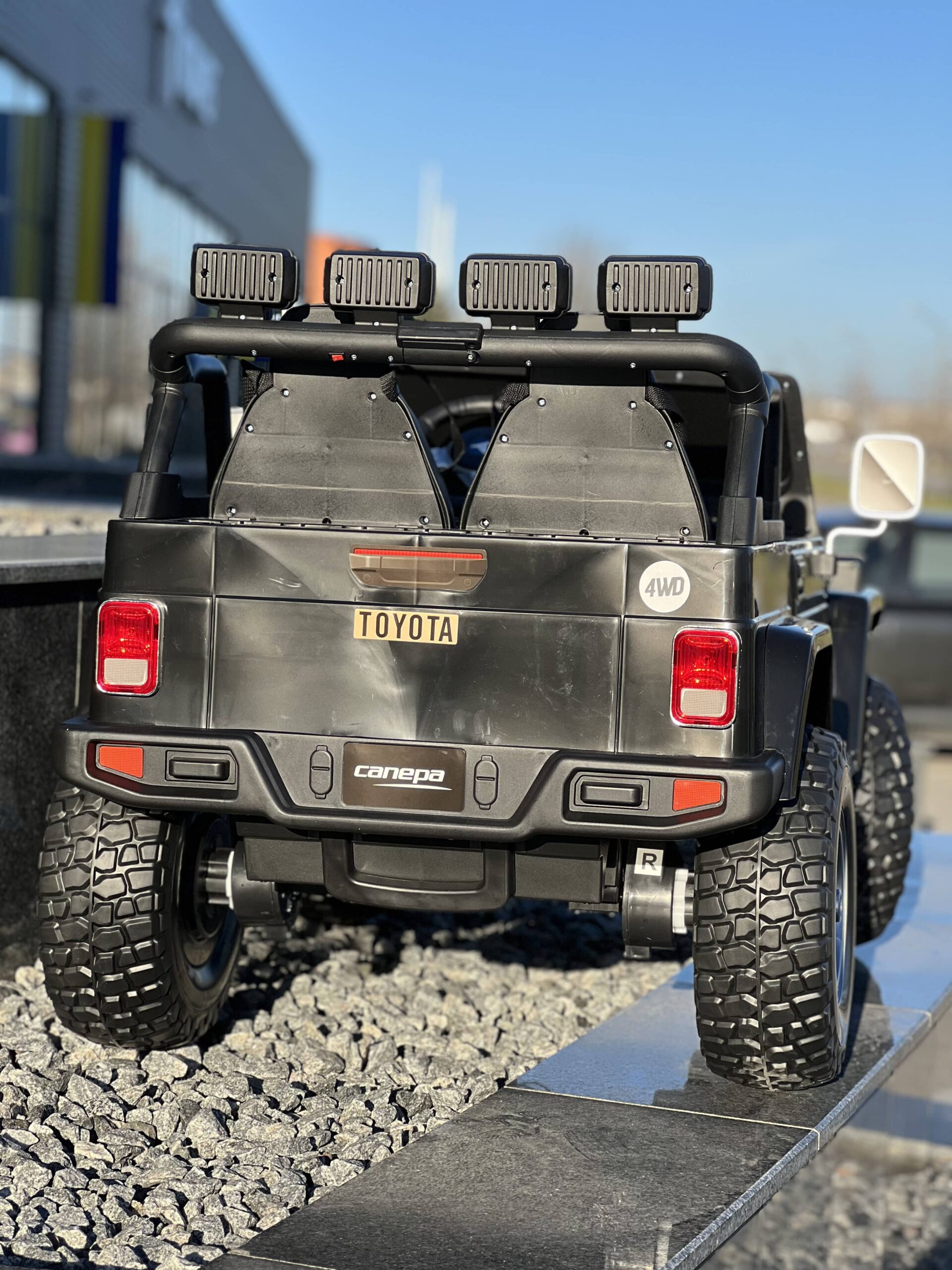 Дитячий двомісний повнопривідний електромобіль Bambi Toyota Land Cruiser (MP3) з ручкою для транспортування та багажником, чорний