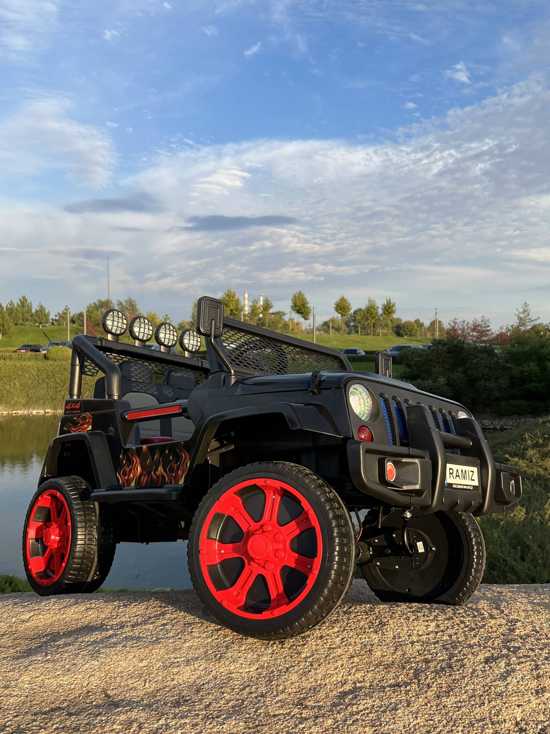 Дитячий повнопривідний електромобіль Bambi Jeep Sunshine Fire з багажником та ручкою для транспортування, чорний