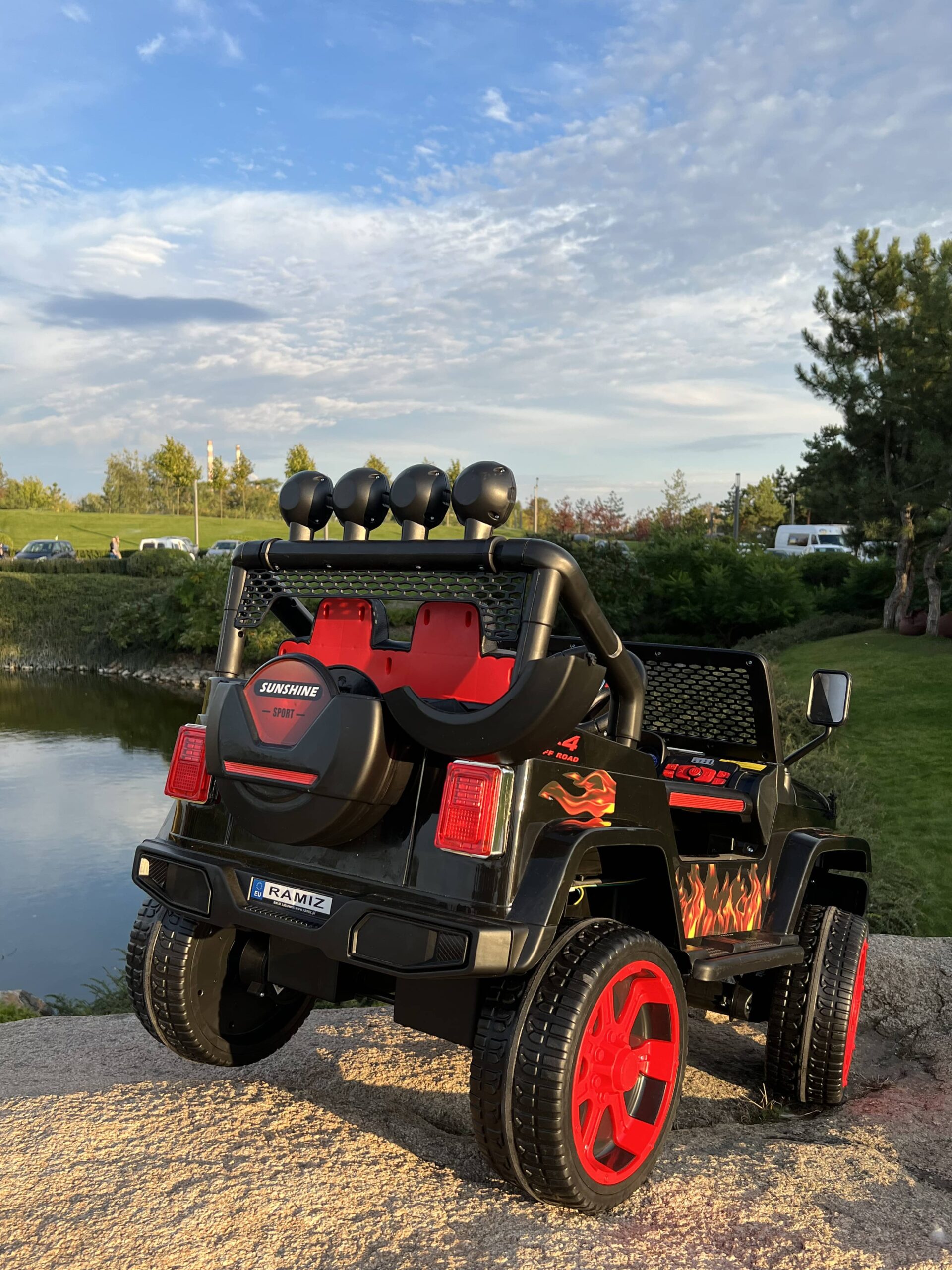 Дитячий повнопривідний електромобіль Bambi Jeep Sunshine Fire з багажником та ручкою для транспортування, чорний