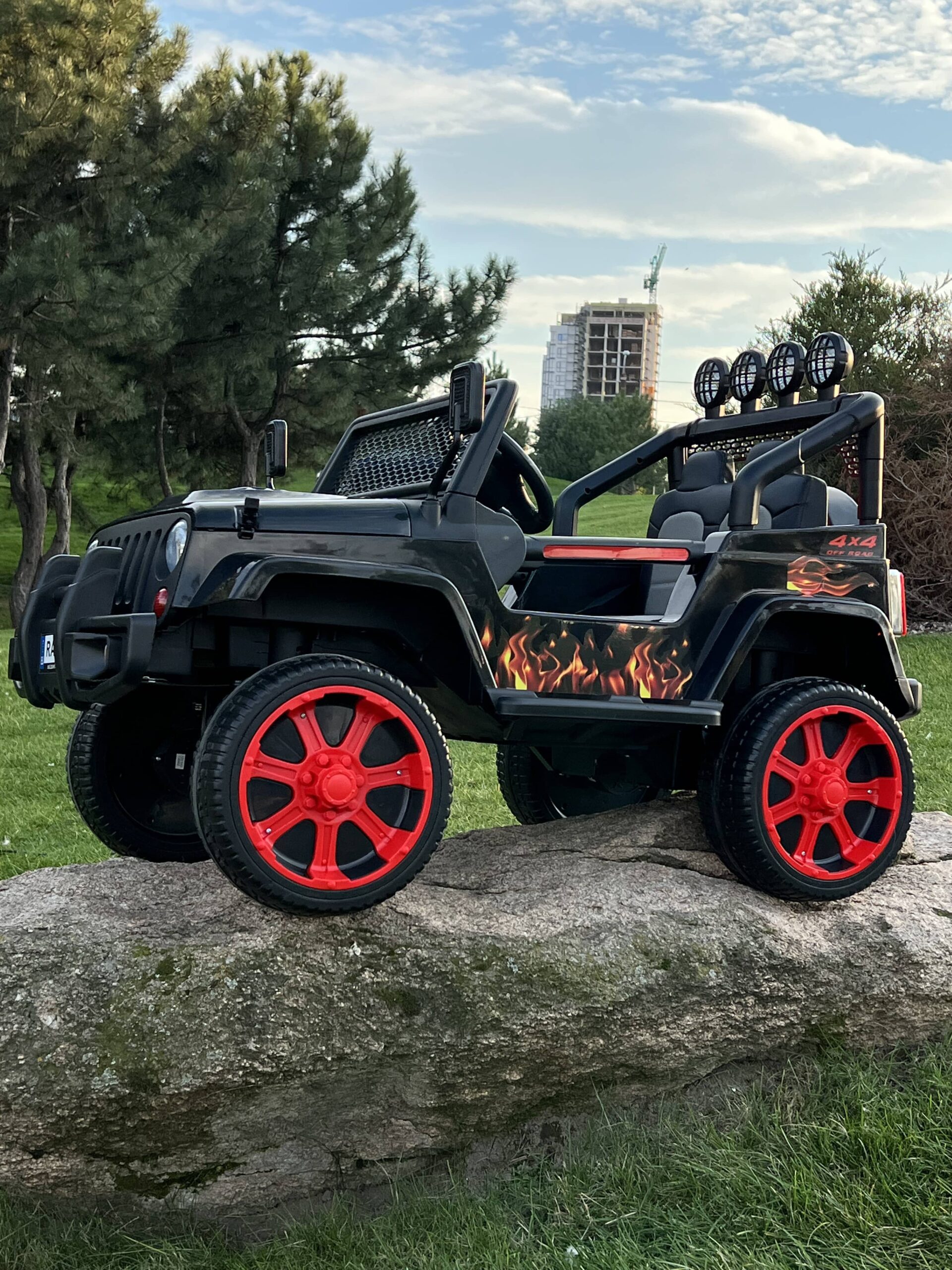Дитячий повнопривідний електромобіль Bambi Jeep Sunshine Fire з багажником та ручкою для транспортування, чорний