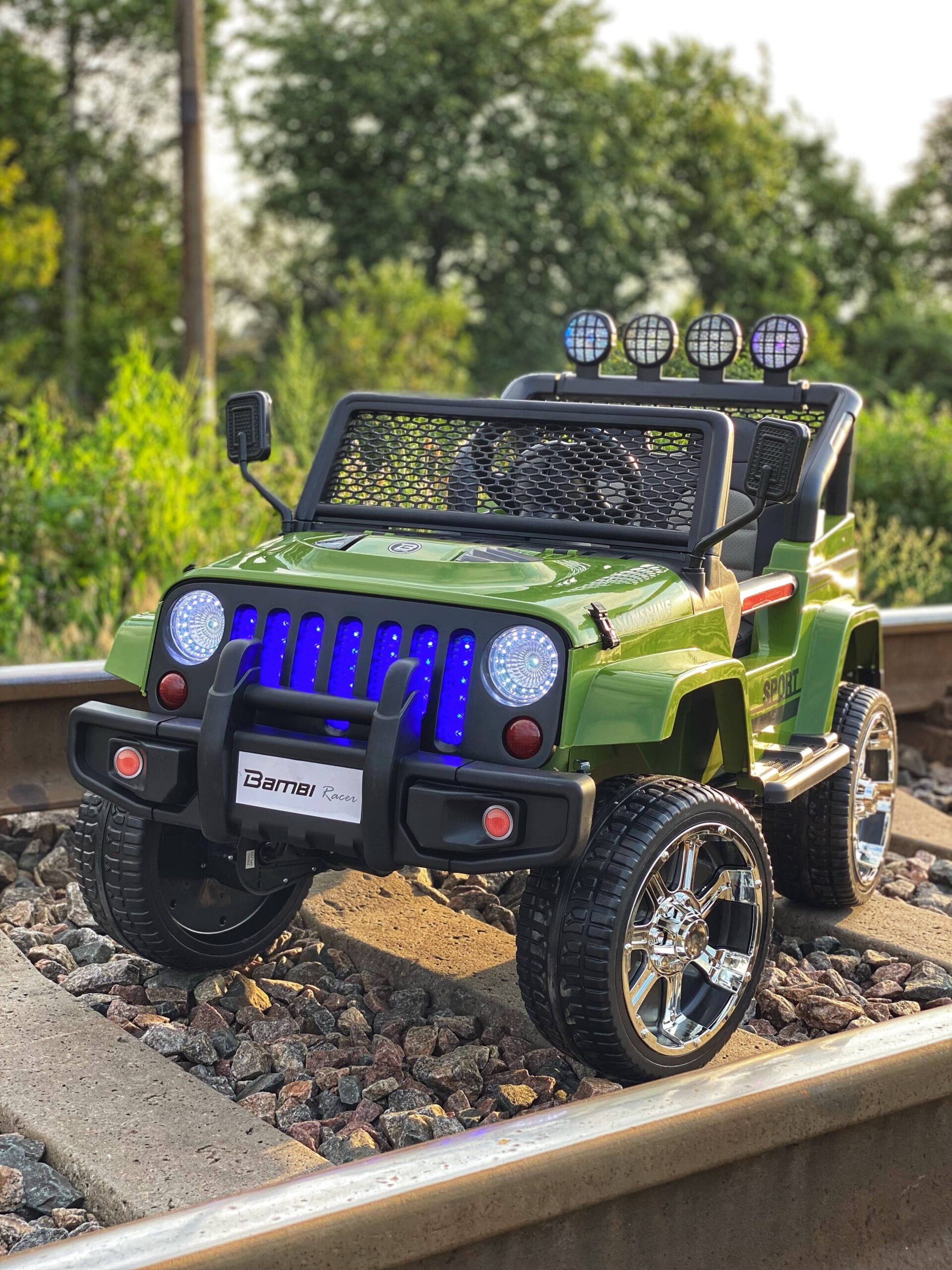 Дитячий повнопривідний електромобіль Bambi Jeep Sunshine Military з багажником та ручкою для транспортування, зелений камуфляж