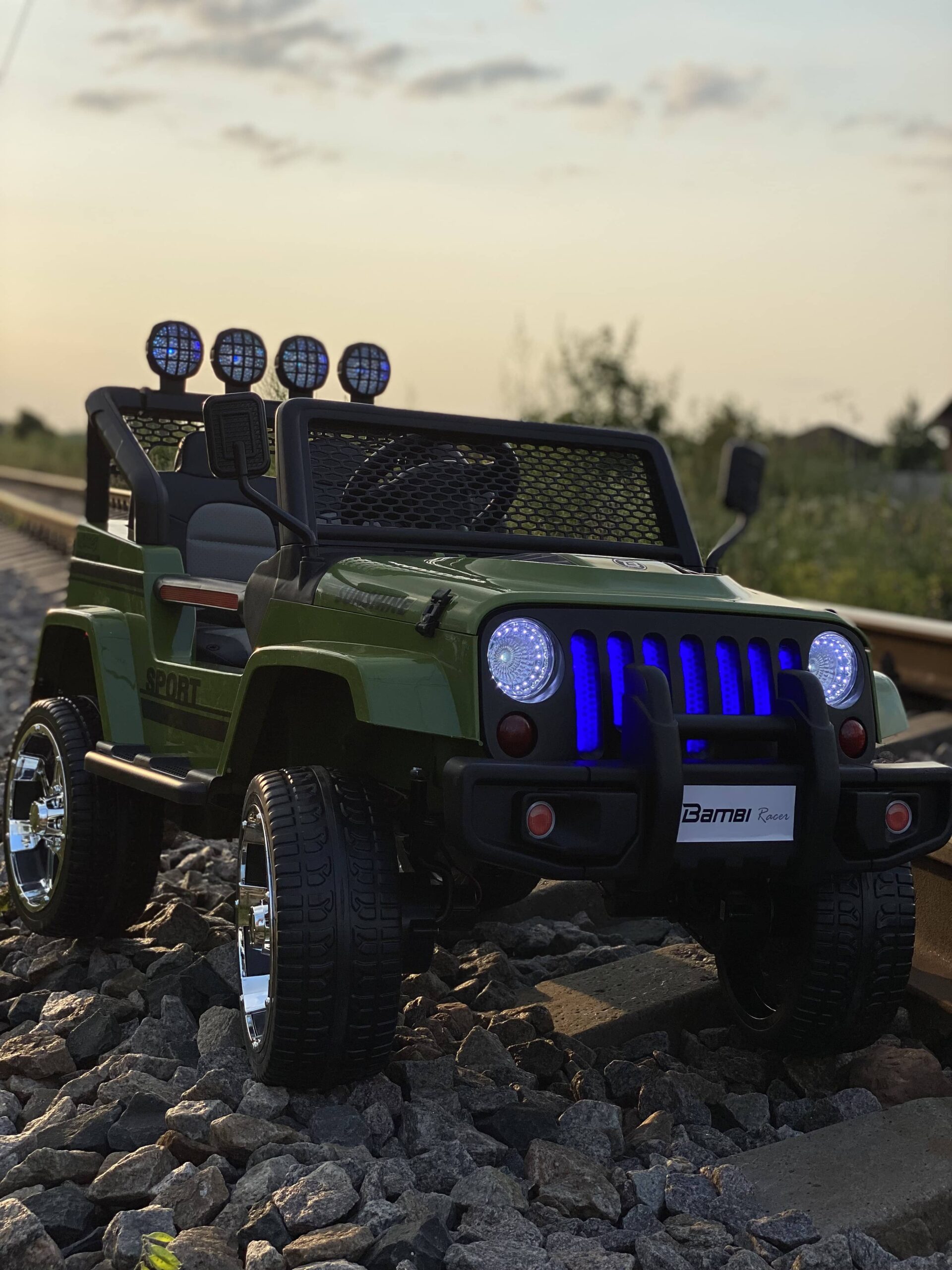 Дитячий повнопривідний електромобіль Bambi Jeep Sunshine Military з багажником та ручкою для транспортування, зелений камуфляж