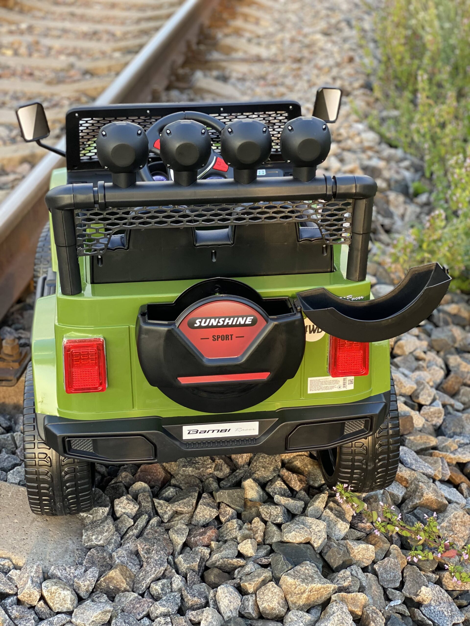 Дитячий повнопривідний електромобіль Bambi Jeep Sunshine Military з багажником та ручкою для транспортування, зелений камуфляж