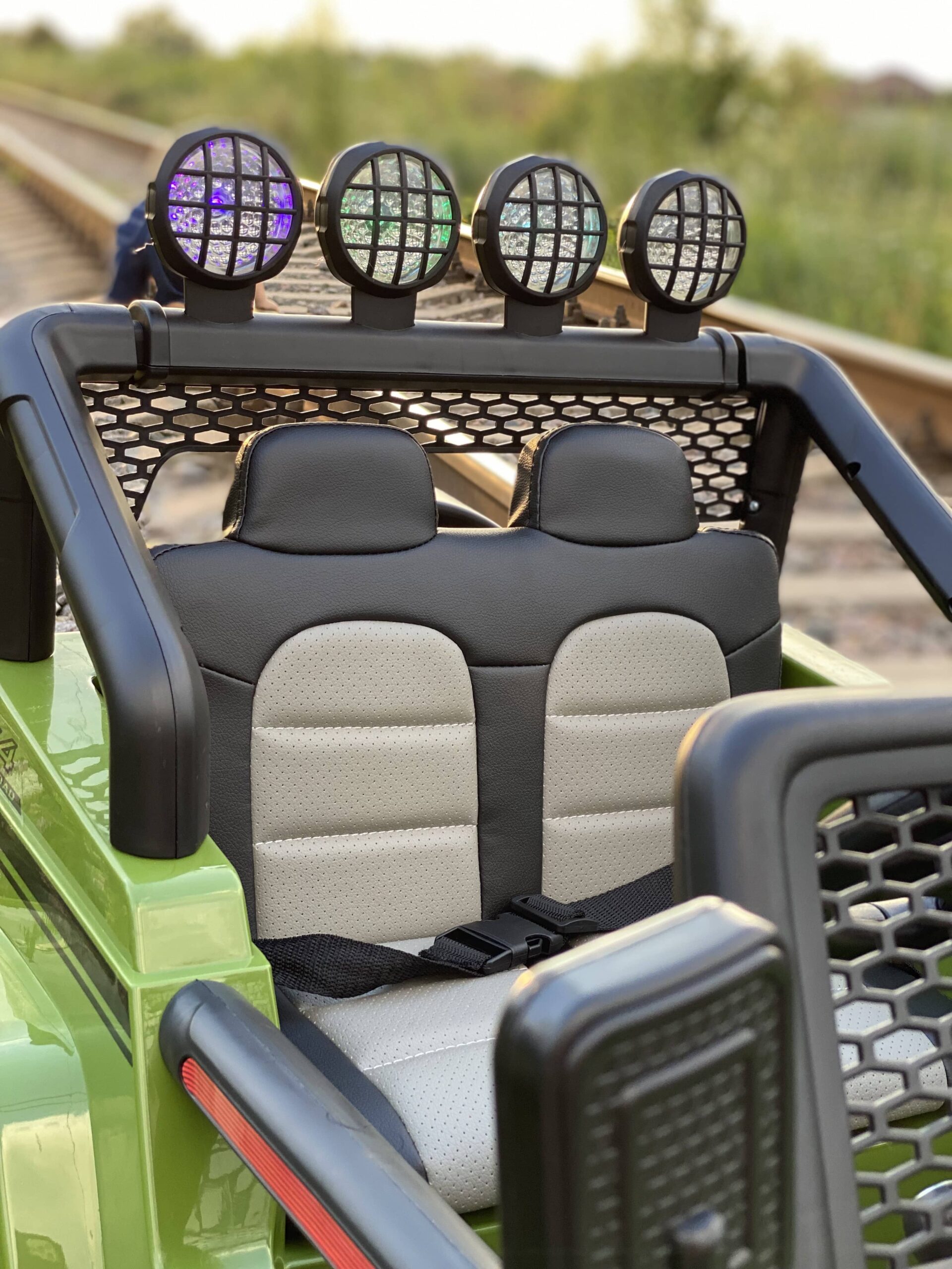 Дитячий повнопривідний електромобіль Bambi Jeep Sunshine Military з багажником та ручкою для транспортування, зелений камуфляж