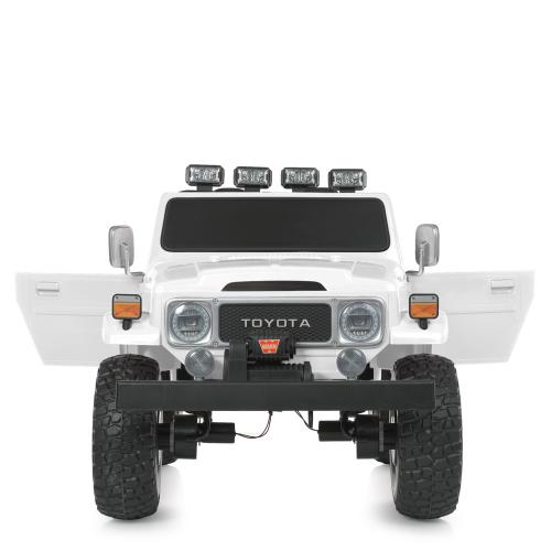 Дитячий двомісний повнопривідний електромобіль Bambi Toyota Land Cruiser (MP3) з ручкою для транспортування та багажником, білий