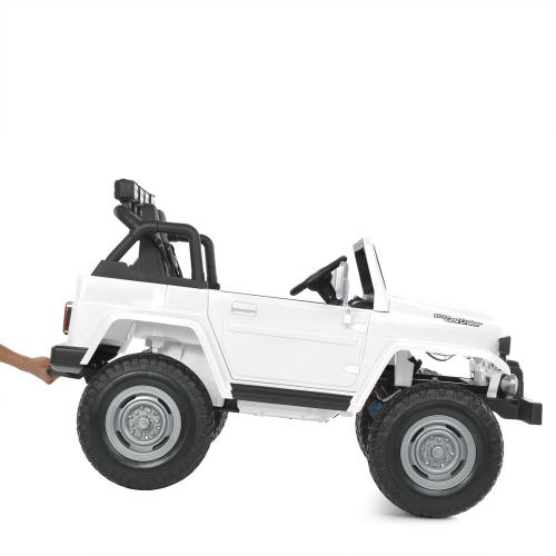 Дитячий двомісний повнопривідний електромобіль Bambi Toyota Land Cruiser (MP3) з ручкою для транспортування та багажником, білий