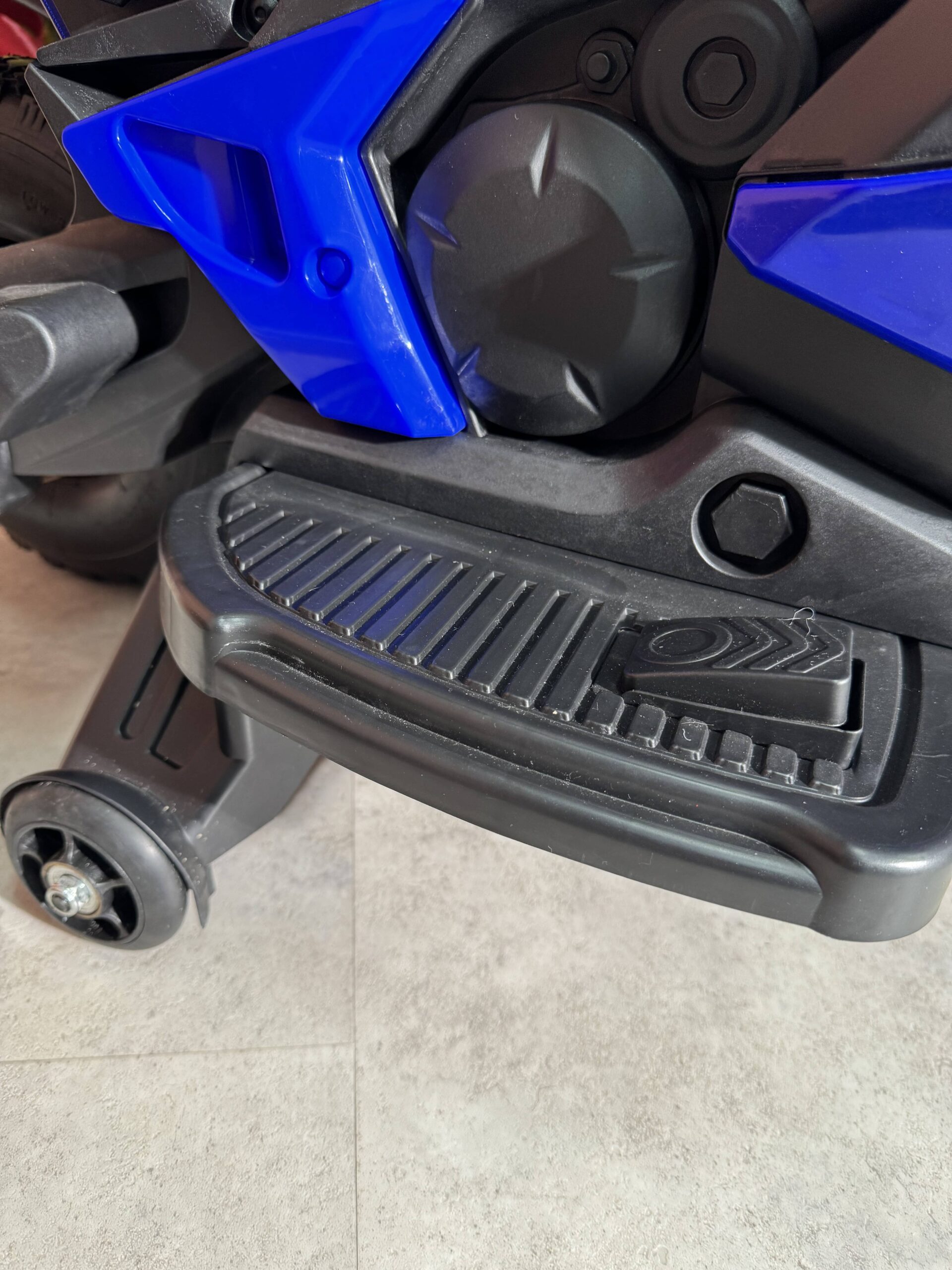 Детский электромотоцикл Bambi BMW R1200 RT (MP3) с дополнительными колесиками, резиновыми колесами и ручкой для транспортировки, синий