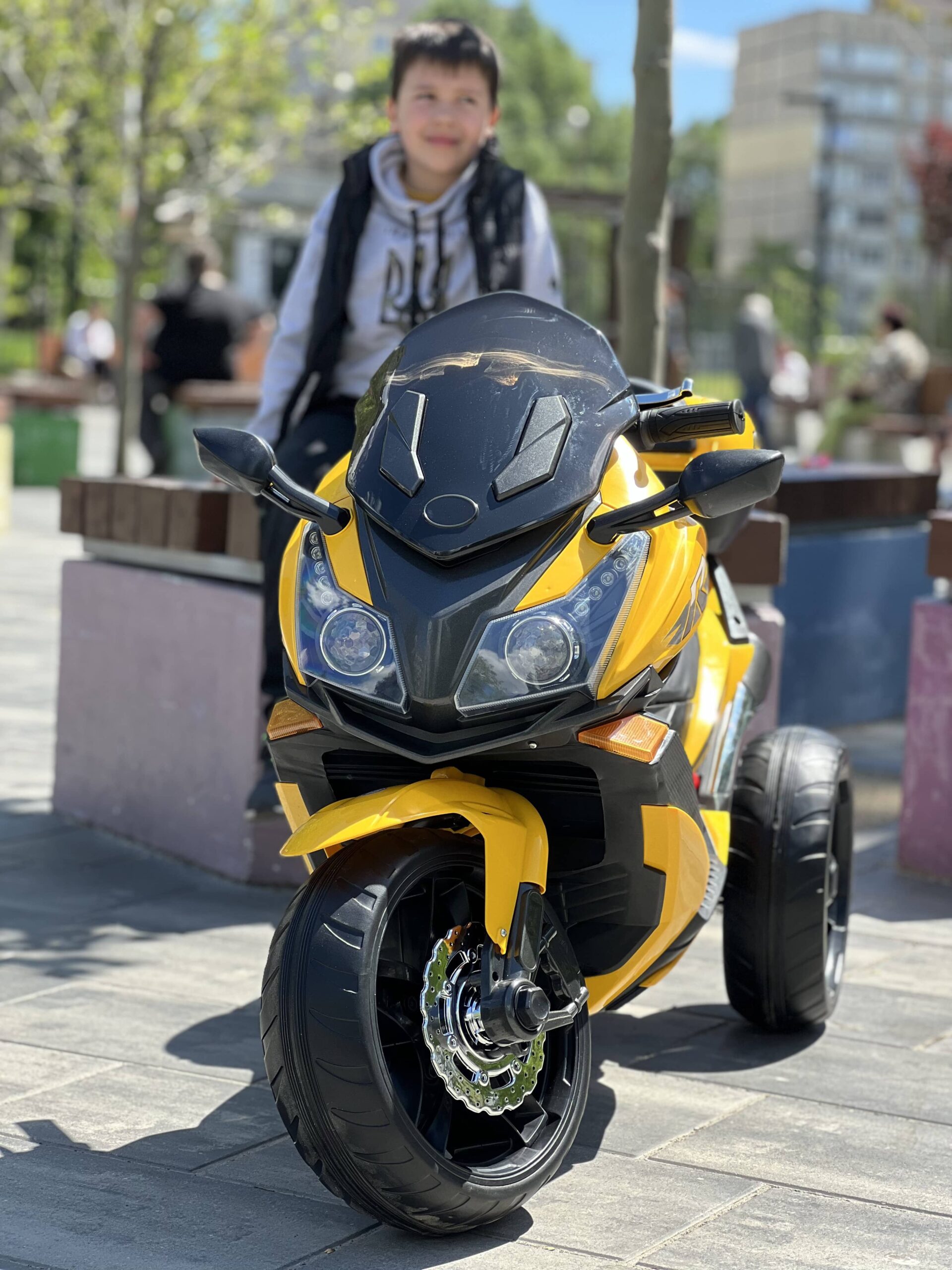 Дитячий триколісний електромотоцикл Bambi BMW R (MP3) з багажником, жовтий