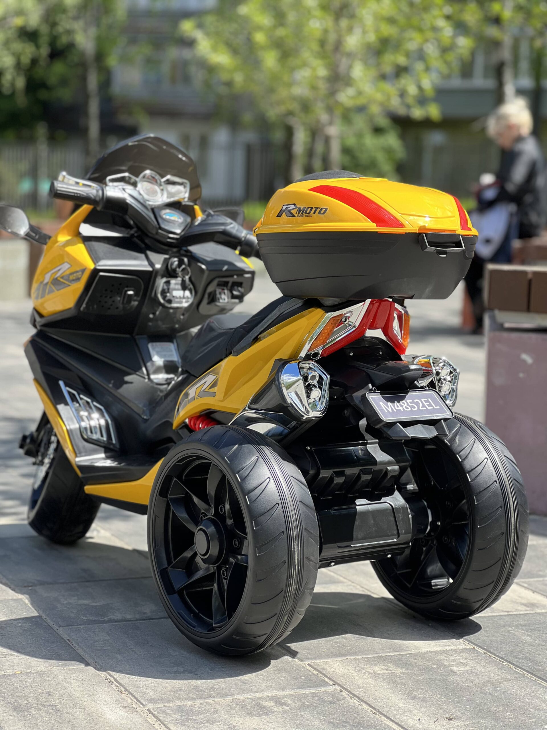 Дитячий триколісний електромотоцикл Bambi BMW R (MP3) з багажником, жовтий