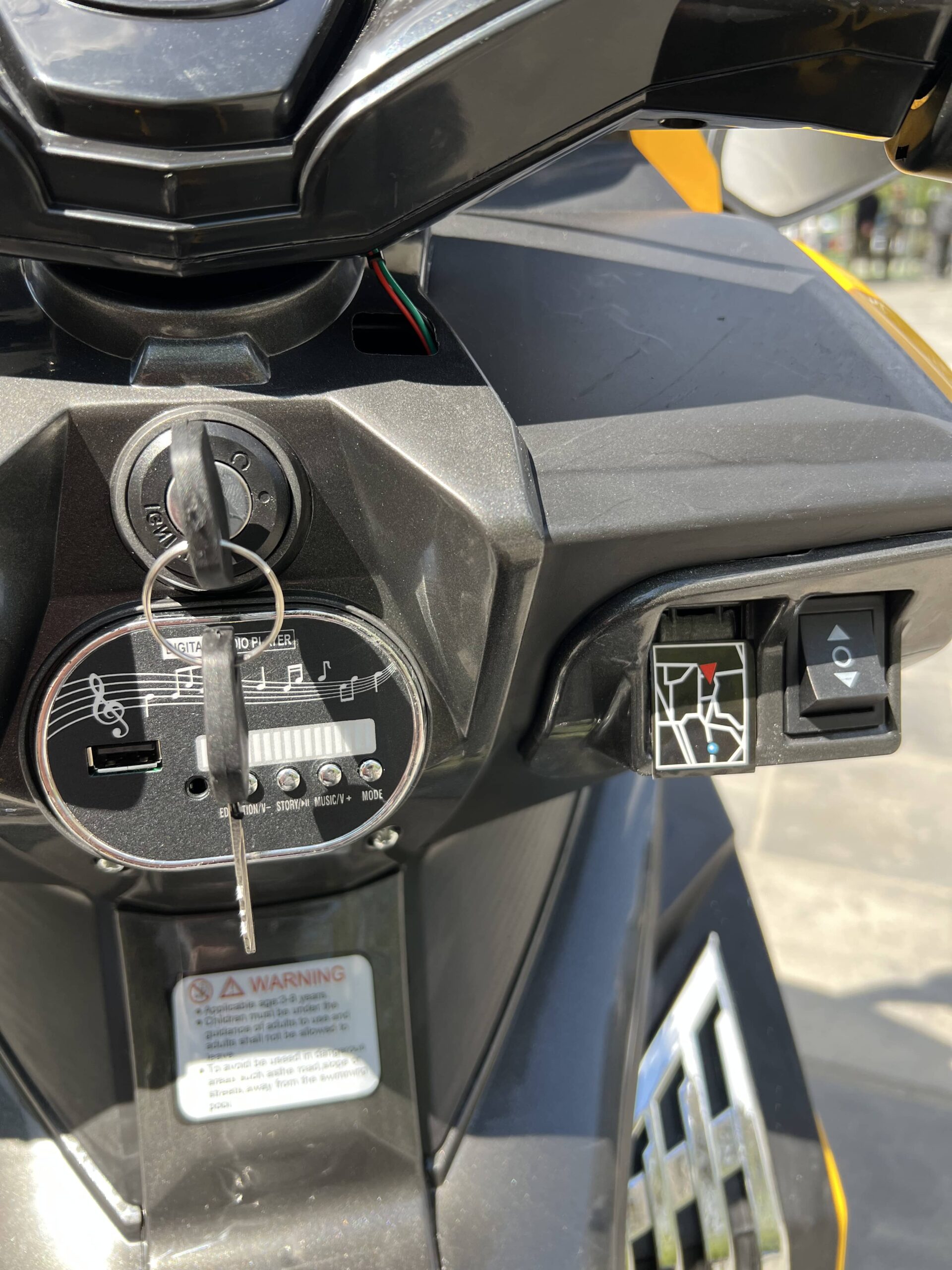 Дитячий триколісний електромотоцикл Bambi BMW R (MP3) з багажником, жовтий
