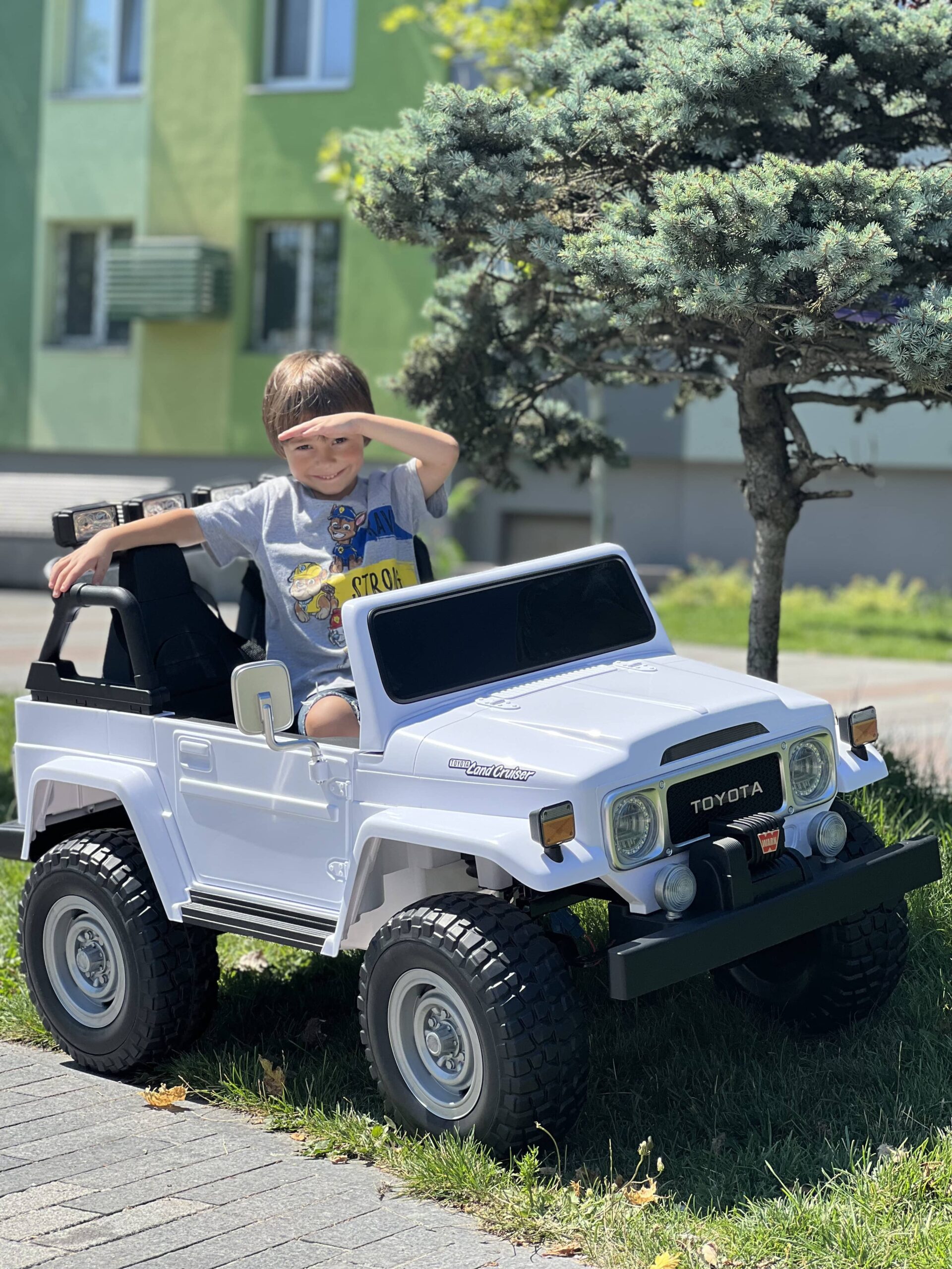 Дитячий двомісний повнопривідний електромобіль Bambi Toyota Land Cruiser (MP3) з ручкою для транспортування та багажником, білий