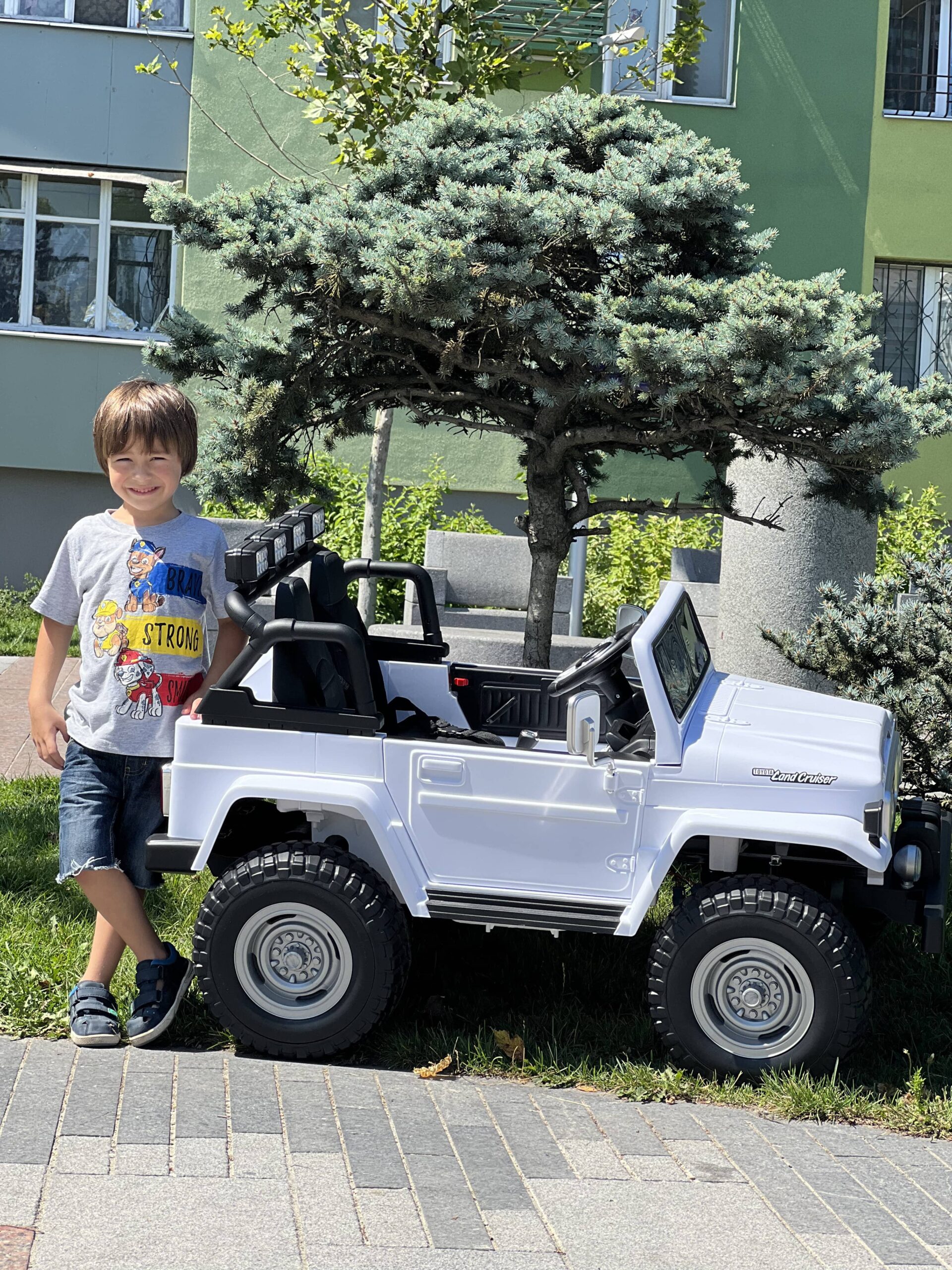 Дитячий двомісний повнопривідний електромобіль Bambi Toyota Land Cruiser (MP3) з ручкою для транспортування та багажником, білий