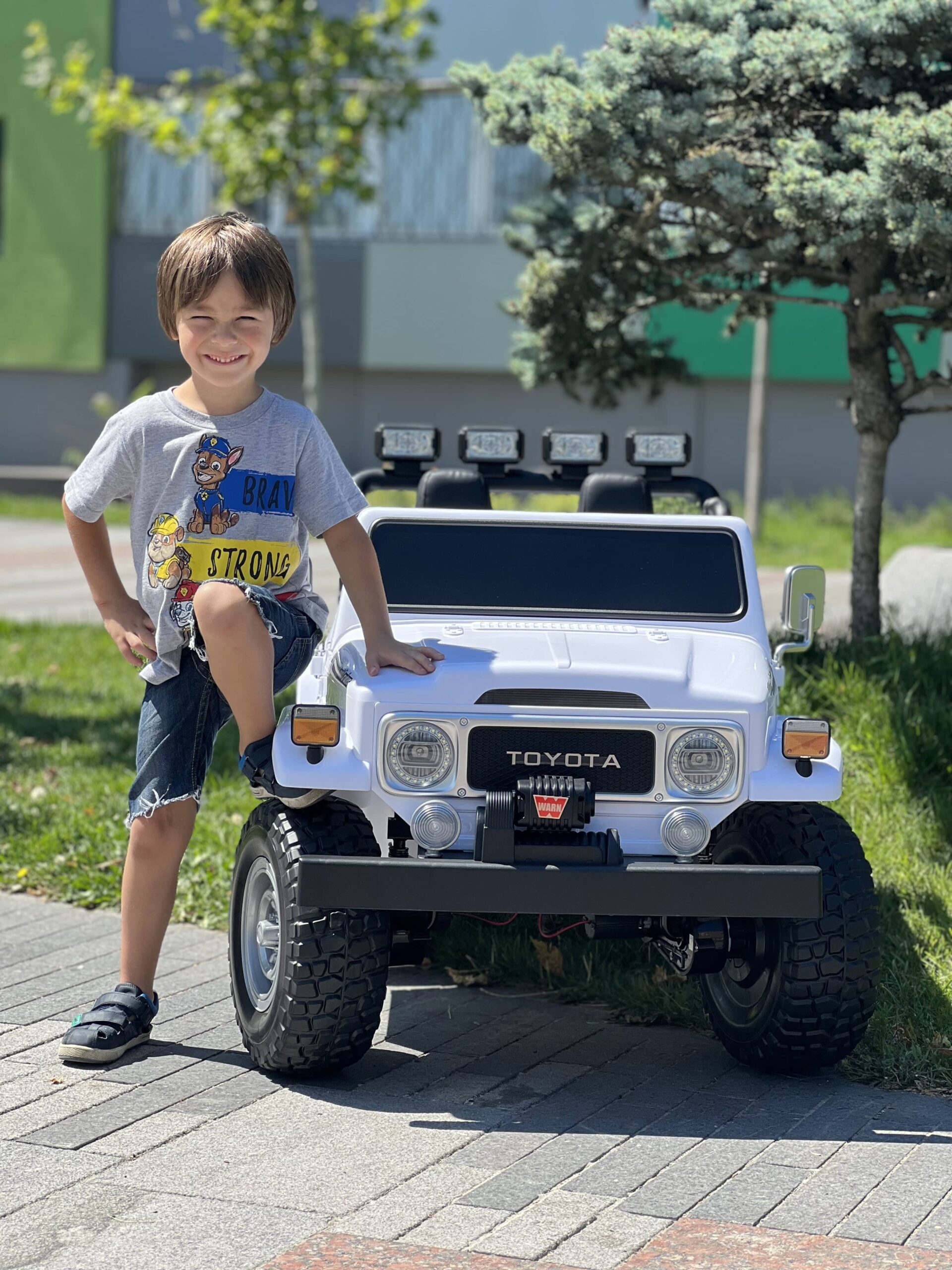 Дитячий двомісний повнопривідний електромобіль Bambi Toyota Land Cruiser (MP3) з ручкою для транспортування та багажником, білий