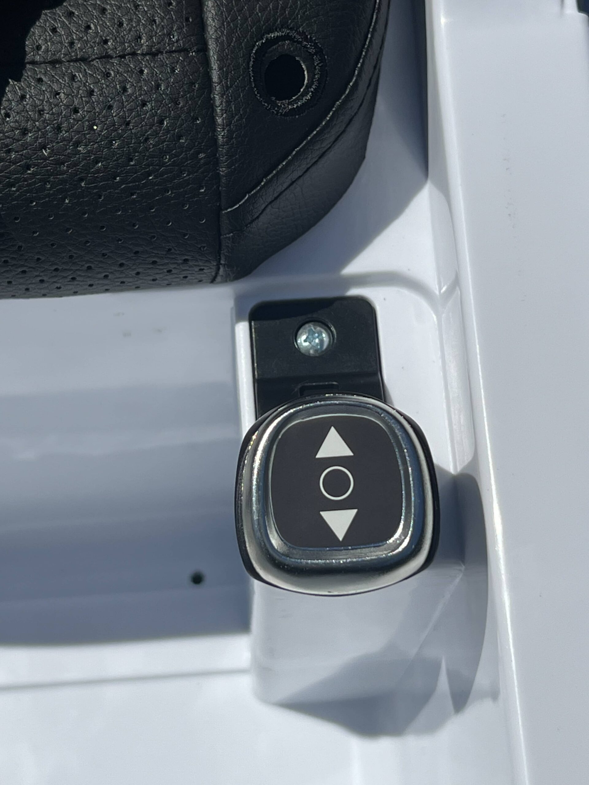 Дитячий двомісний повнопривідний електромобіль Bambi Toyota Land Cruiser (MP3) з ручкою для транспортування та багажником, білий