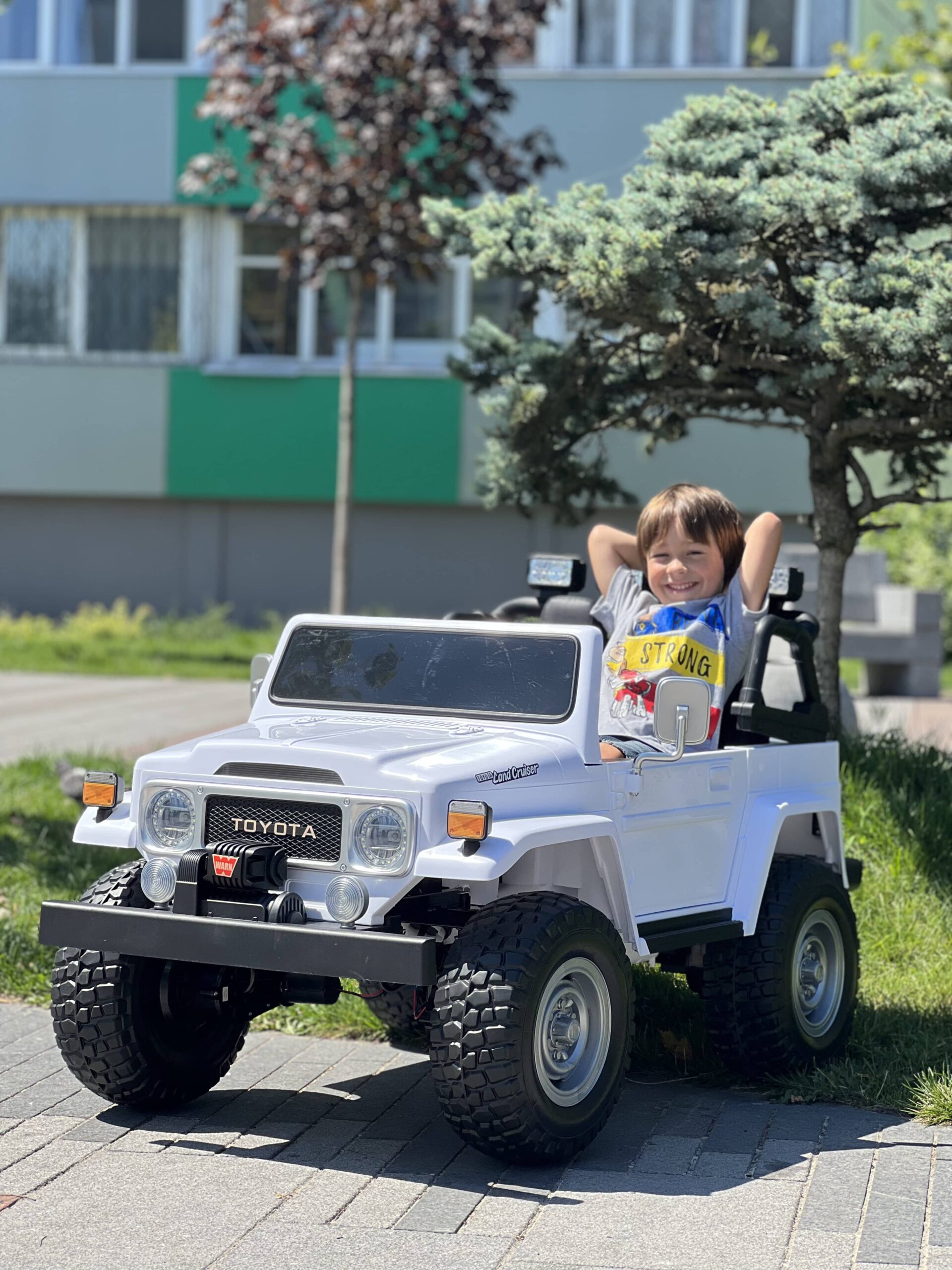 Дитячий двомісний повнопривідний електромобіль Bambi Toyota Land Cruiser (MP3) з ручкою для транспортування та багажником, білий