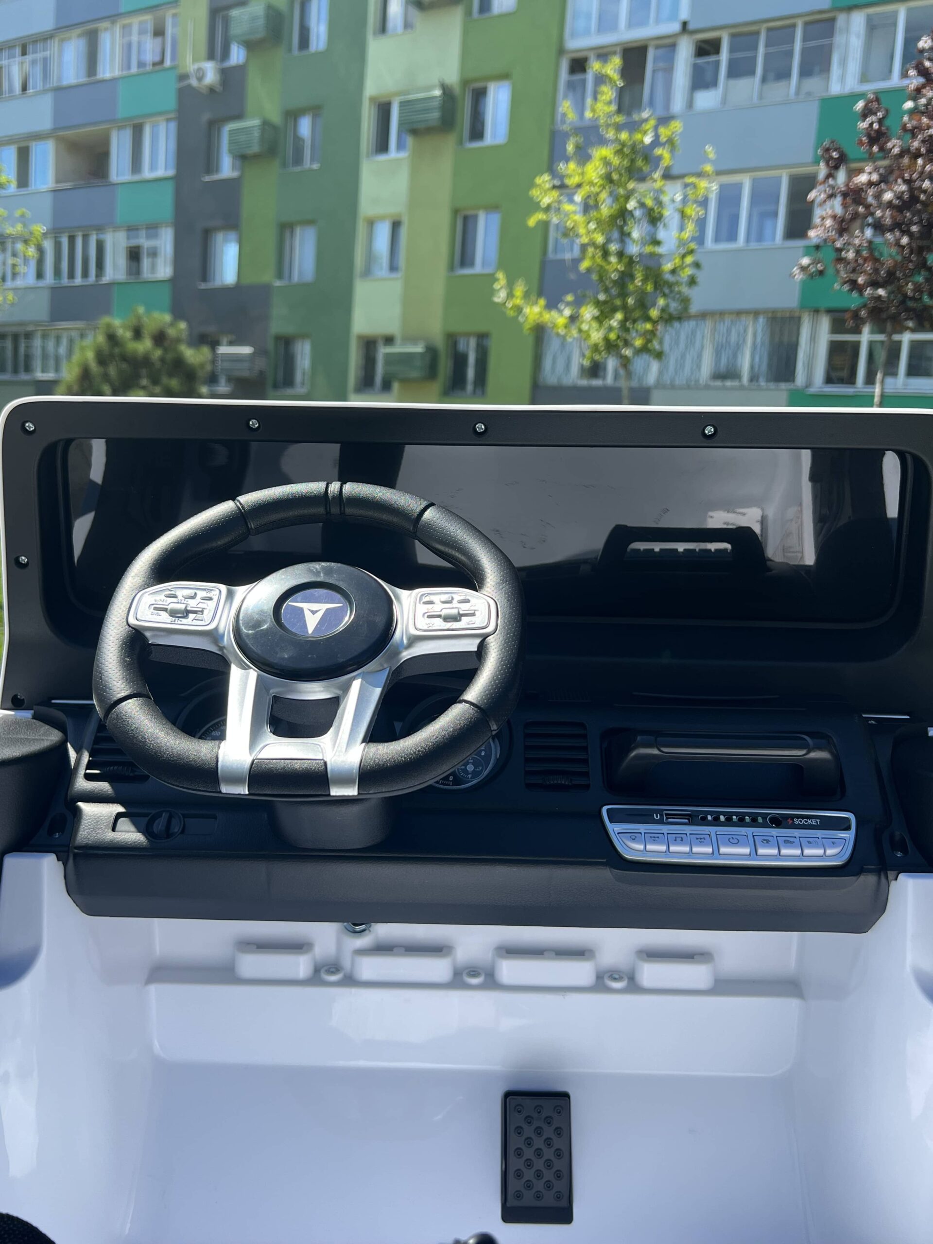 Дитячий двомісний повнопривідний електромобіль Bambi Toyota Land Cruiser (MP3) з ручкою для транспортування та багажником, білий