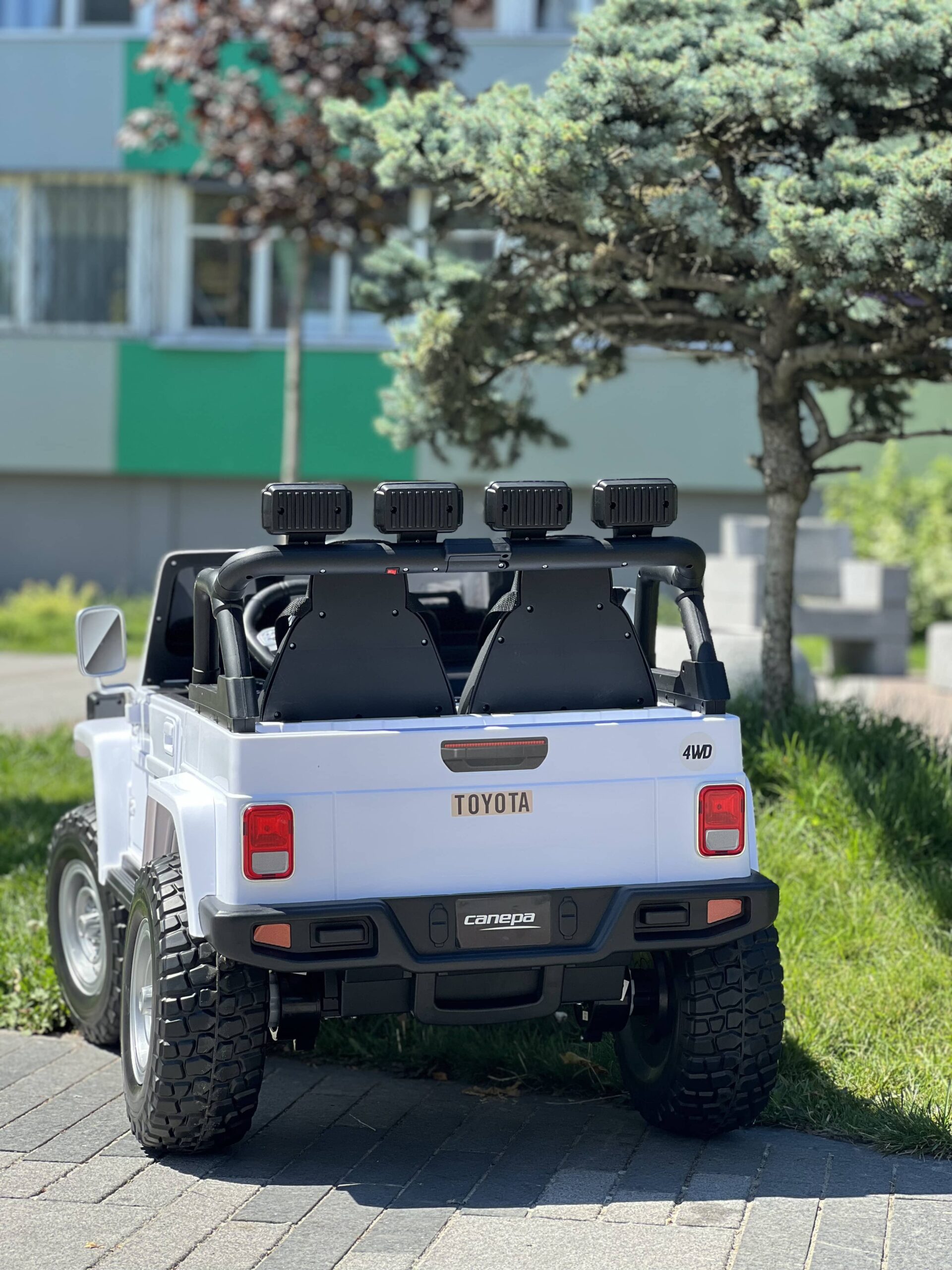 Дитячий двомісний повнопривідний електромобіль Bambi Toyota Land Cruiser (MP3) з ручкою для транспортування та багажником, білий