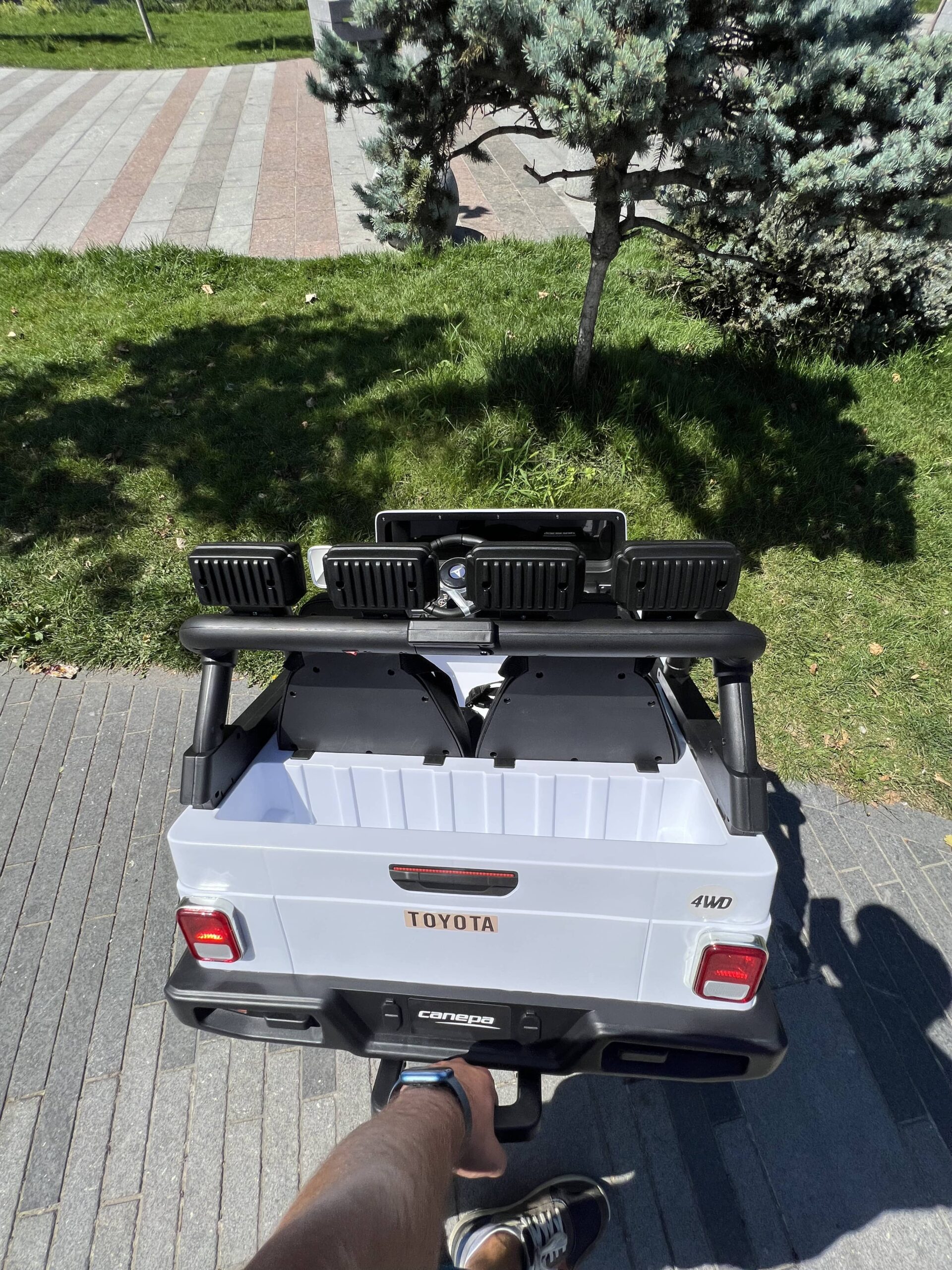 Дитячий двомісний повнопривідний електромобіль Bambi Toyota Land Cruiser (MP3) з ручкою для транспортування та багажником, білий