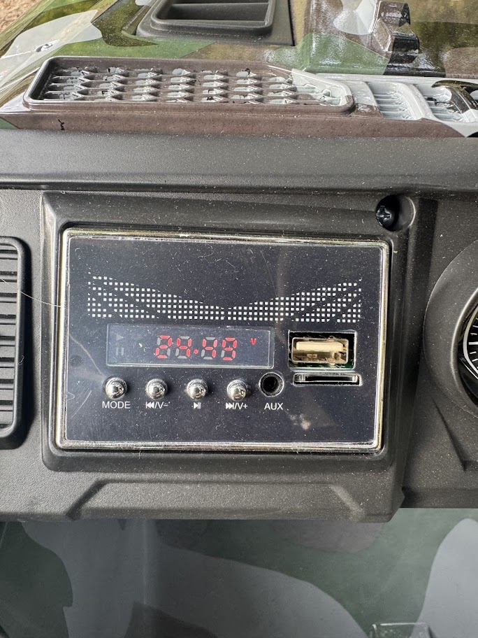 Дитячий електромобіль Bambi Jeep Off-Road Military (MP3) з автофарбуванням та ручкою для транспортування, камуфляж зелений