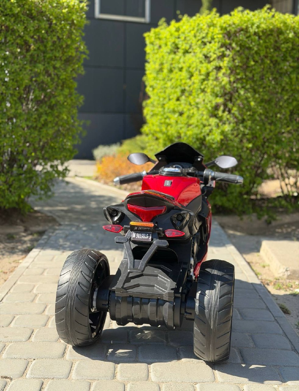 Дитячий триколісний електромотоцикл Yamaha R1 (MP3) з автофарбуванням, червоний