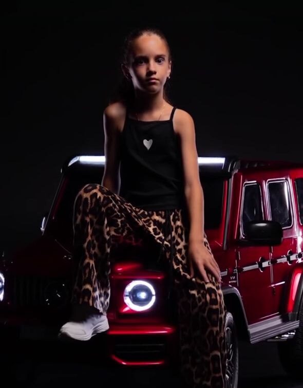Дитячий двомісний повнопривідний електромобіль Mercedes G63 з автофарбуванням, до 80 кг, червоний