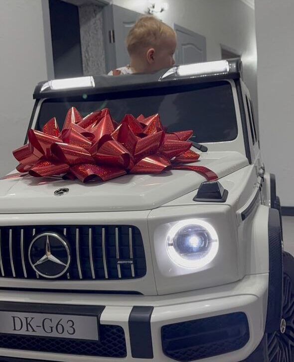 Дитячий двомісний повнопривідний електромобіль Mercedes G63, до 80 кг, білий