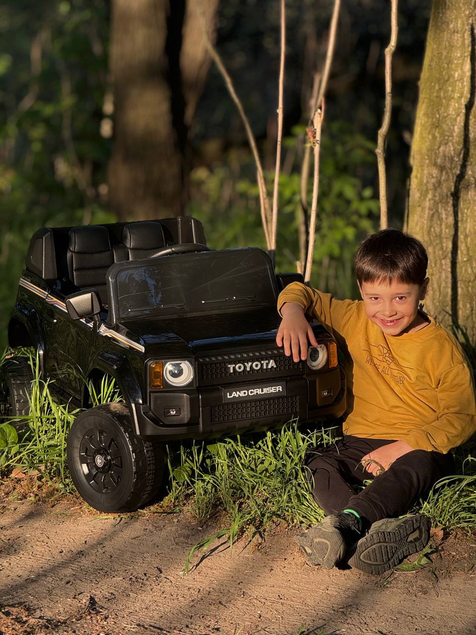 Дитячий електромобіль Toyota Land Cruiser, повнопривідний джип, чорний